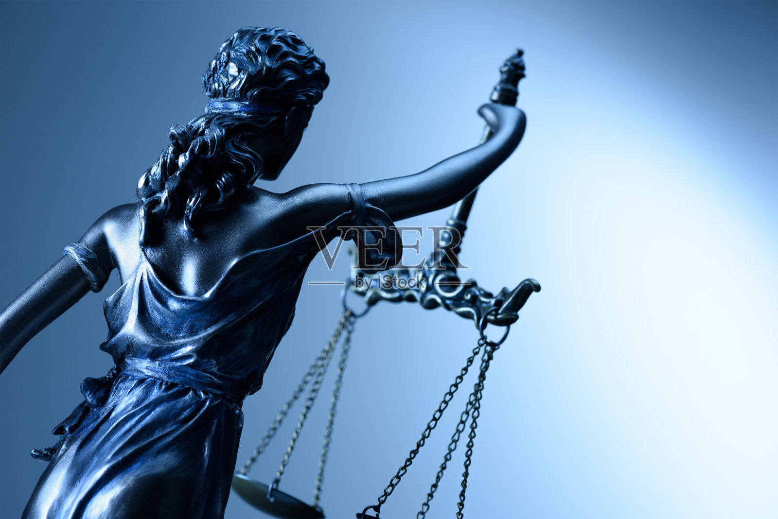 蓝色背景下的正义雕像照片摄影图片
