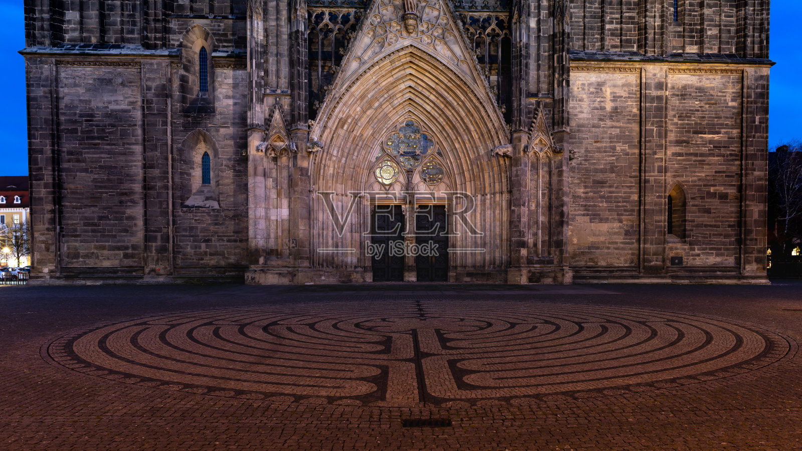 马格德堡大教堂入口在冬天的夜晚灯火通明照片摄影图片