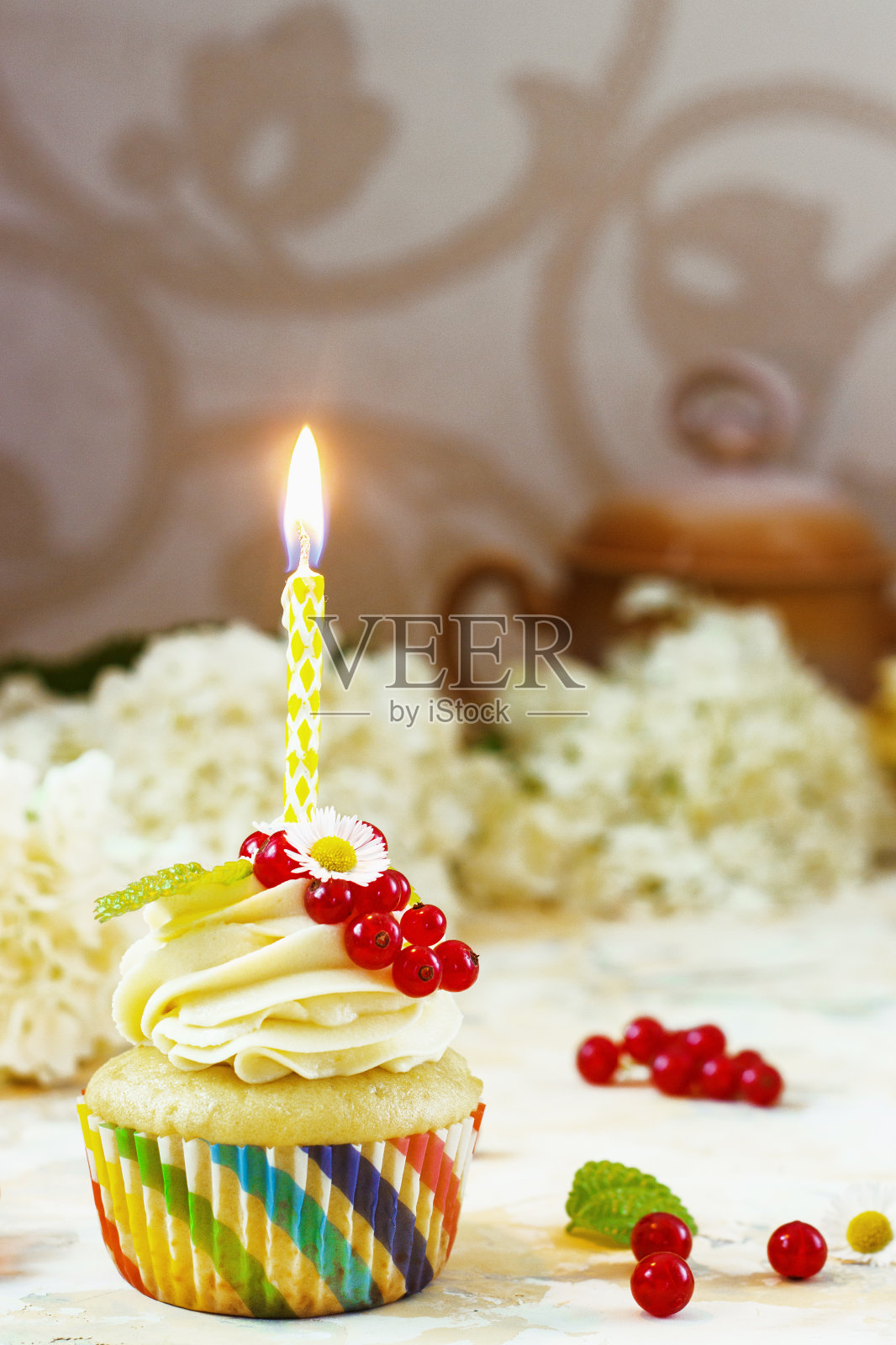 温柔的节日蛋糕，奶油和浆果，蜡烛和灯光背景照片摄影图片