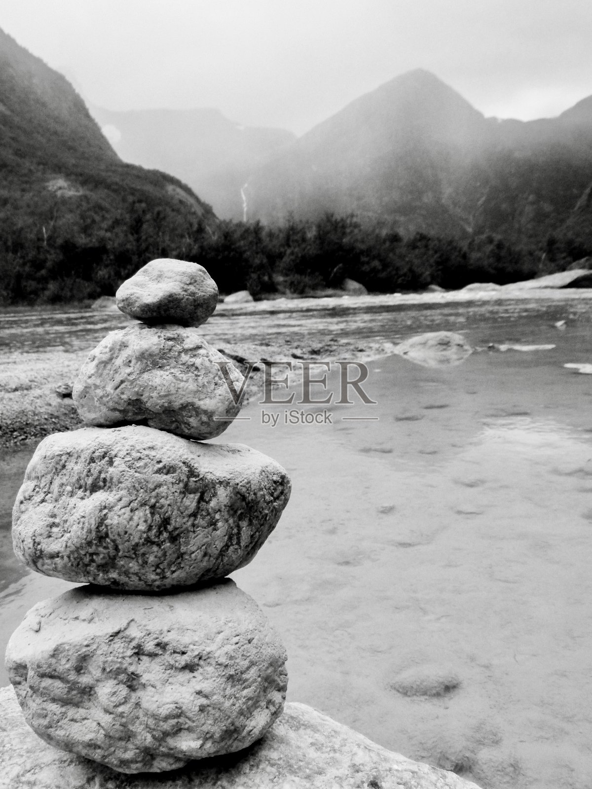 一个石堆的背景与一个湖和山黑白照片摄影图片