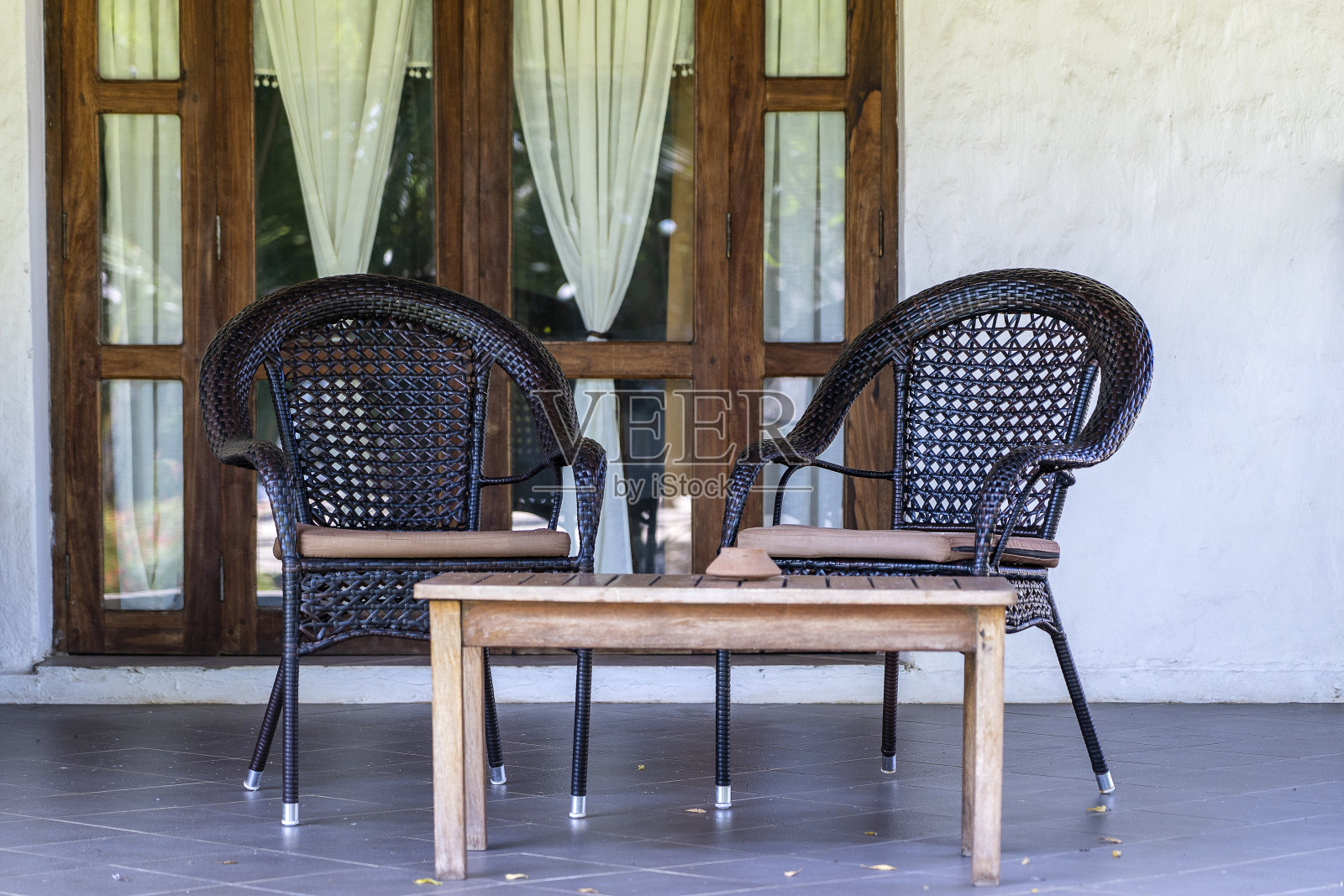 美丽的露台与两个躺椅靠近热带海滩附近的桑给巴尔岛，坦桑尼亚，非洲照片摄影图片