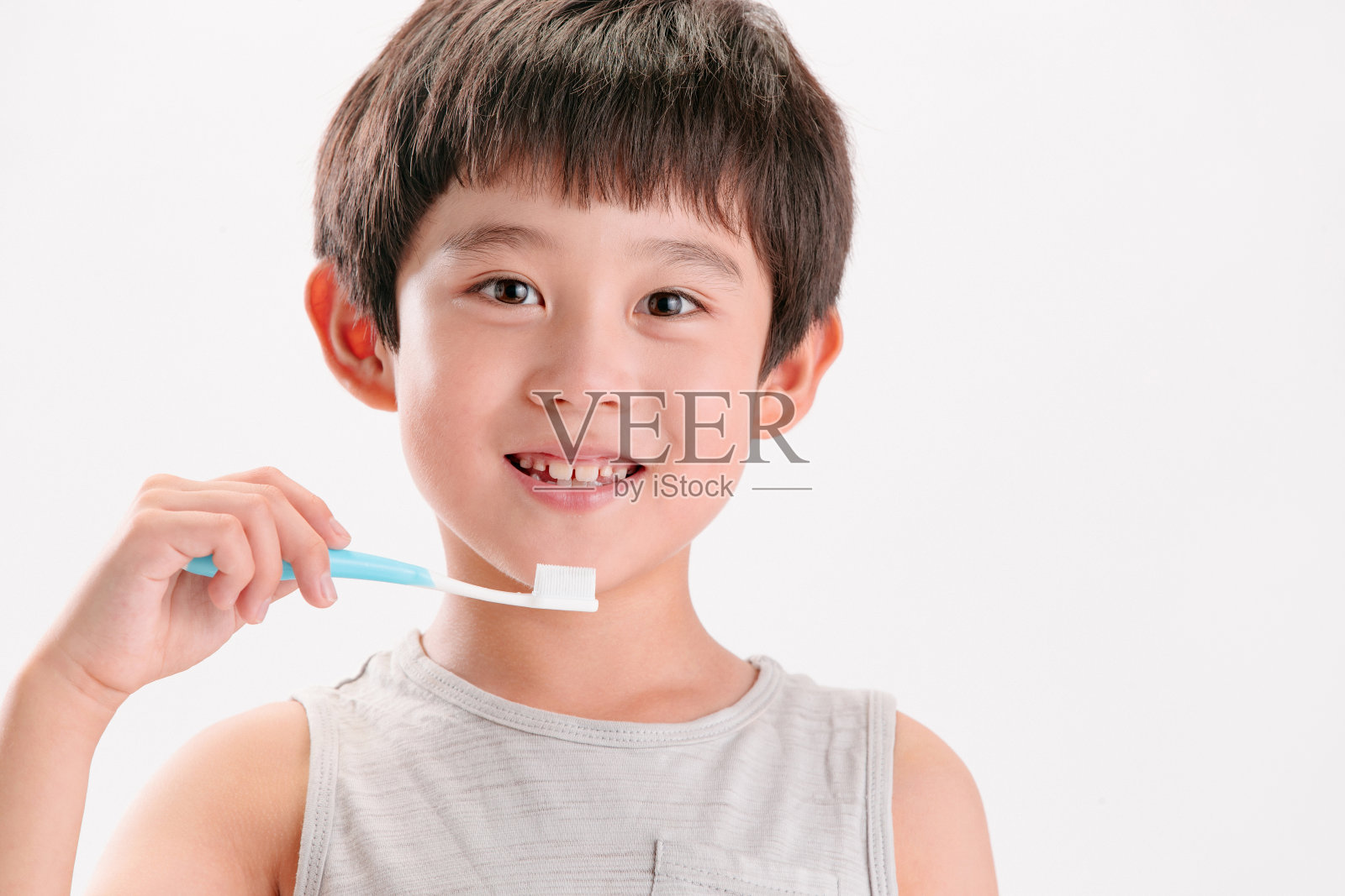 小男孩刷牙照片摄影图片