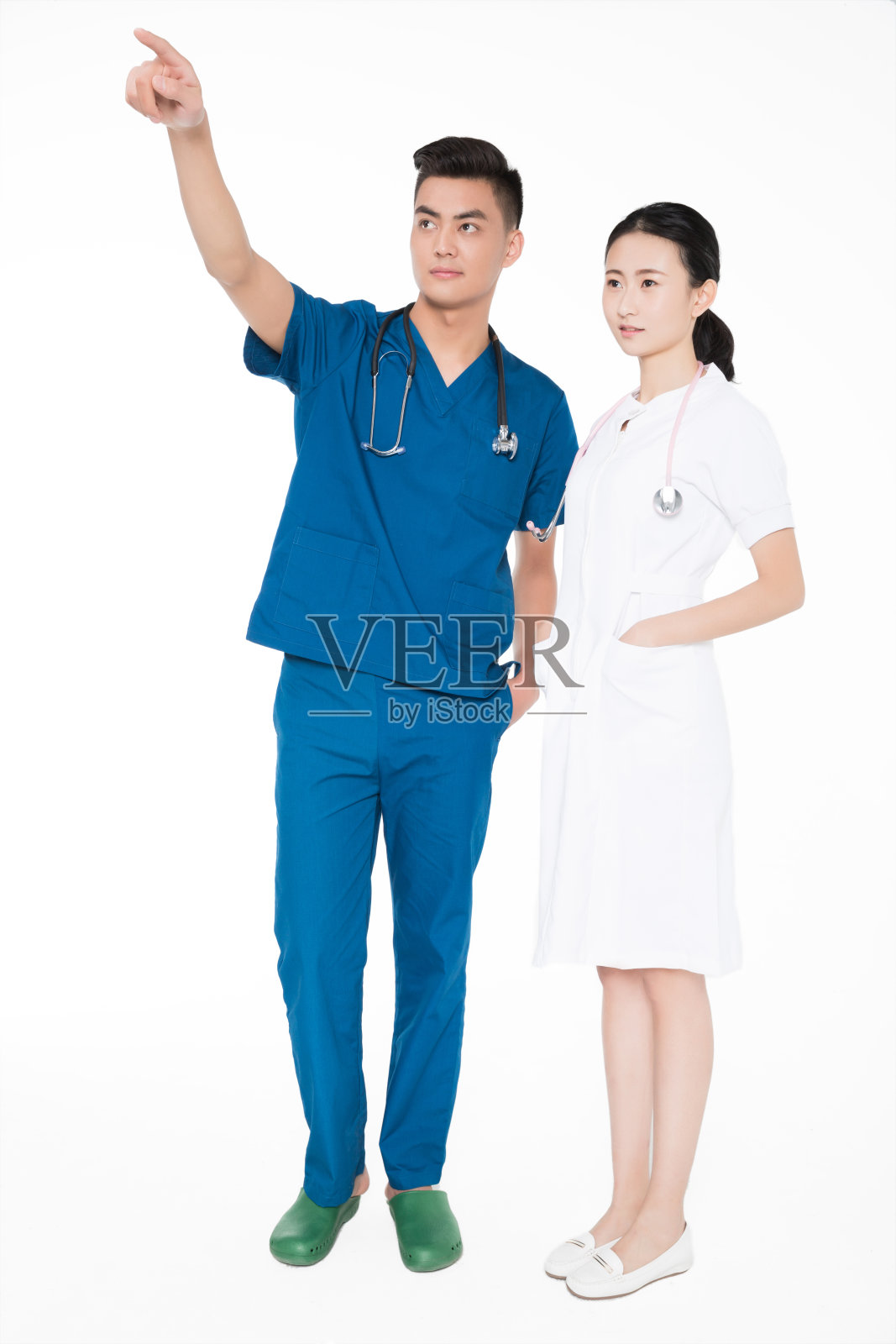 工作室拍摄的年轻医生，背景是白色照片摄影图片