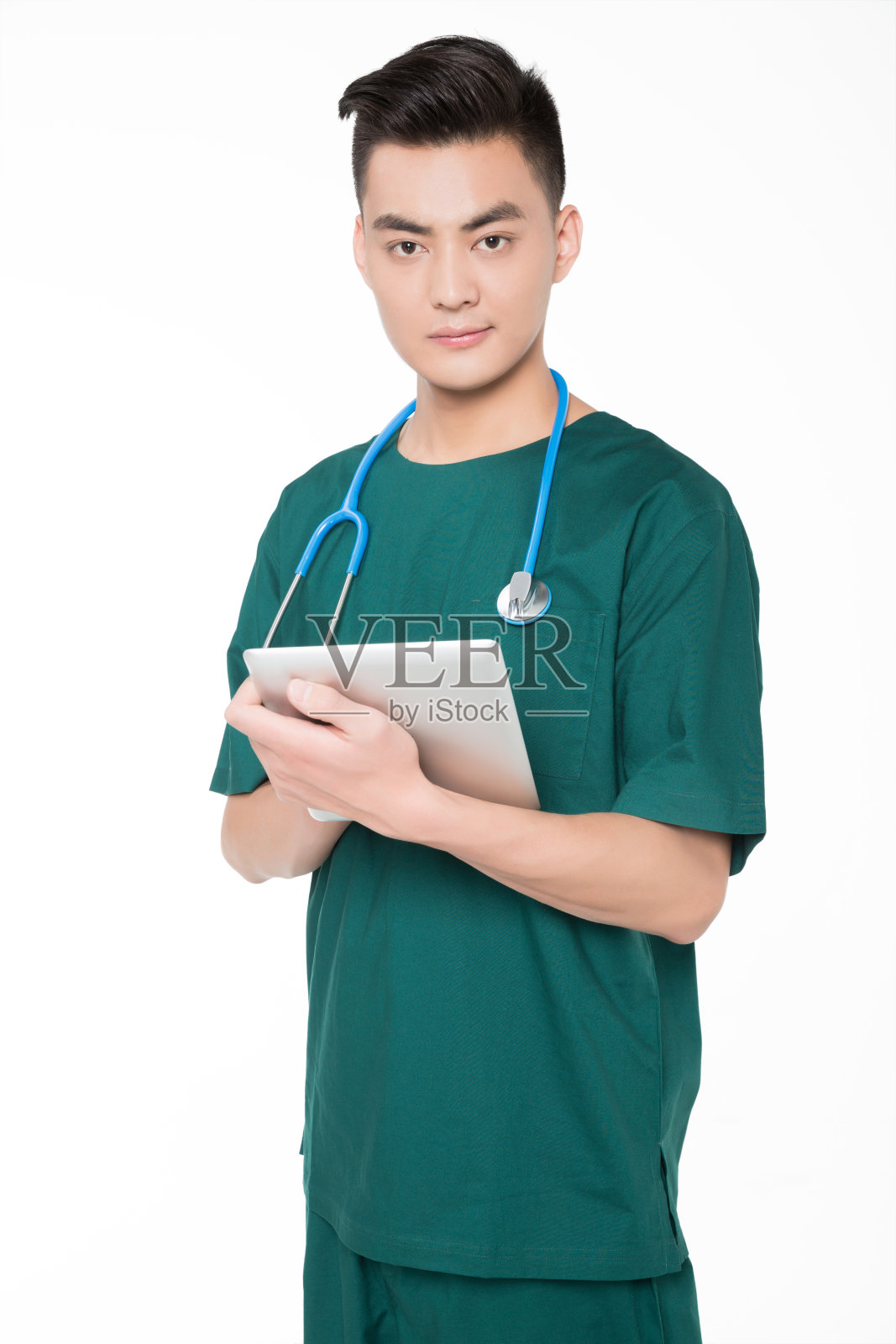 年轻的外科医生，白人背景。照片摄影图片