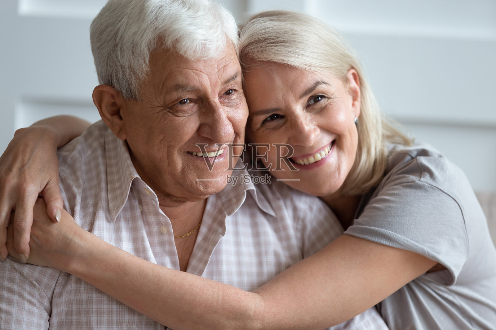 老年生活方式概念. 高年级夫妇在公园里一起放松. 丈夫拥抱妻子 库存图片 - 图片 包括有 男性, 室外: 203372993
