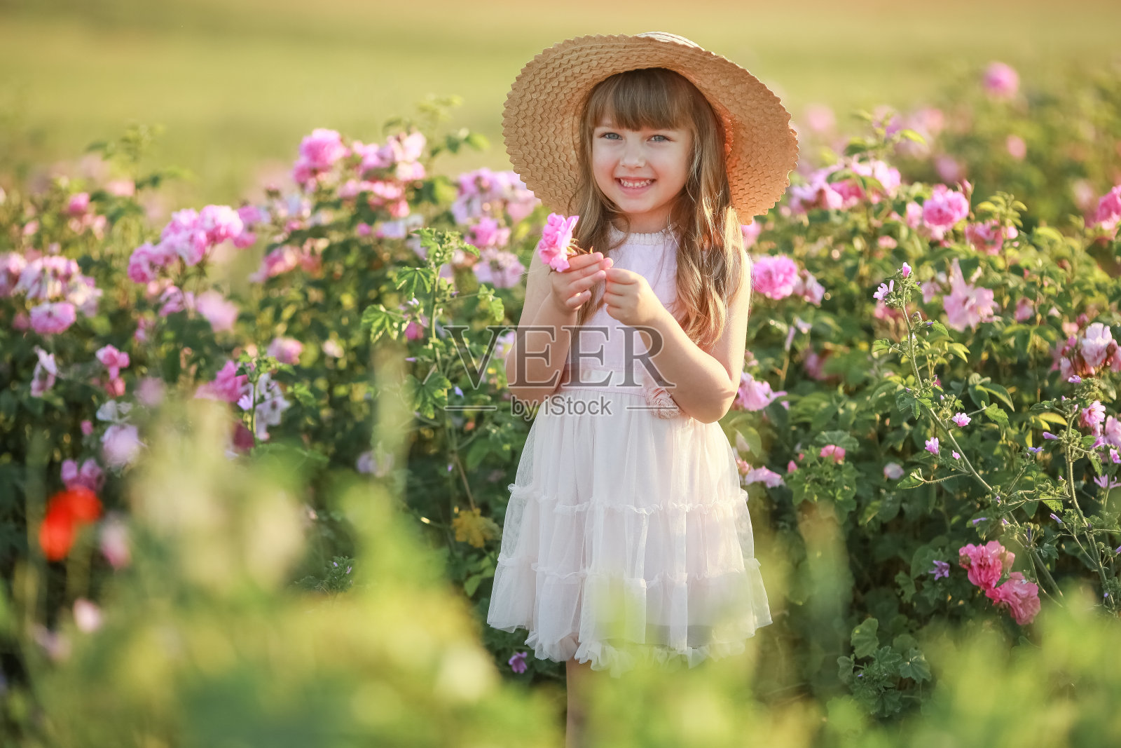 一个戴着鲜花帽子的女孩照片摄影图片