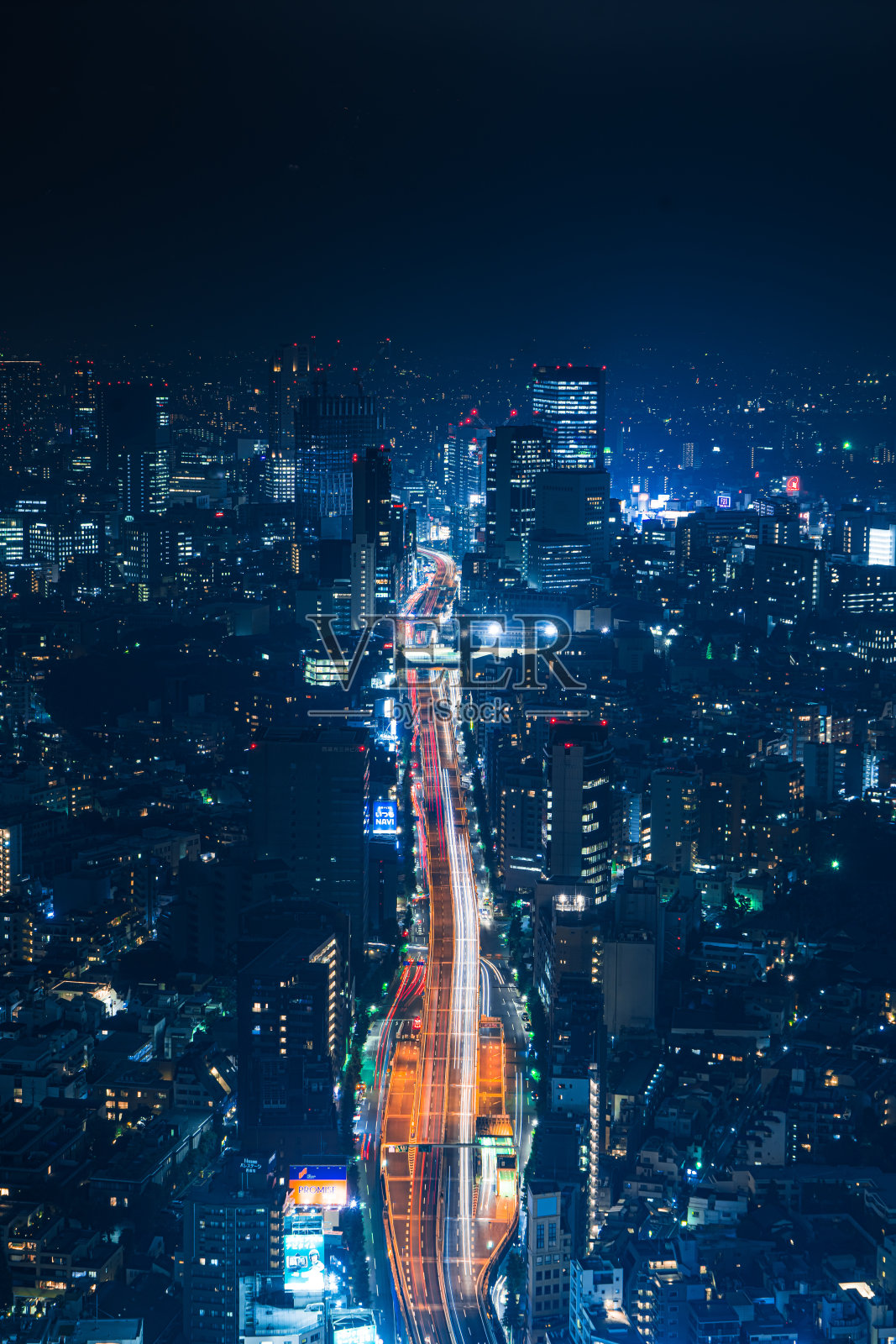 东京，一个巨大的城市交叉口的鸟瞰图照片摄影图片