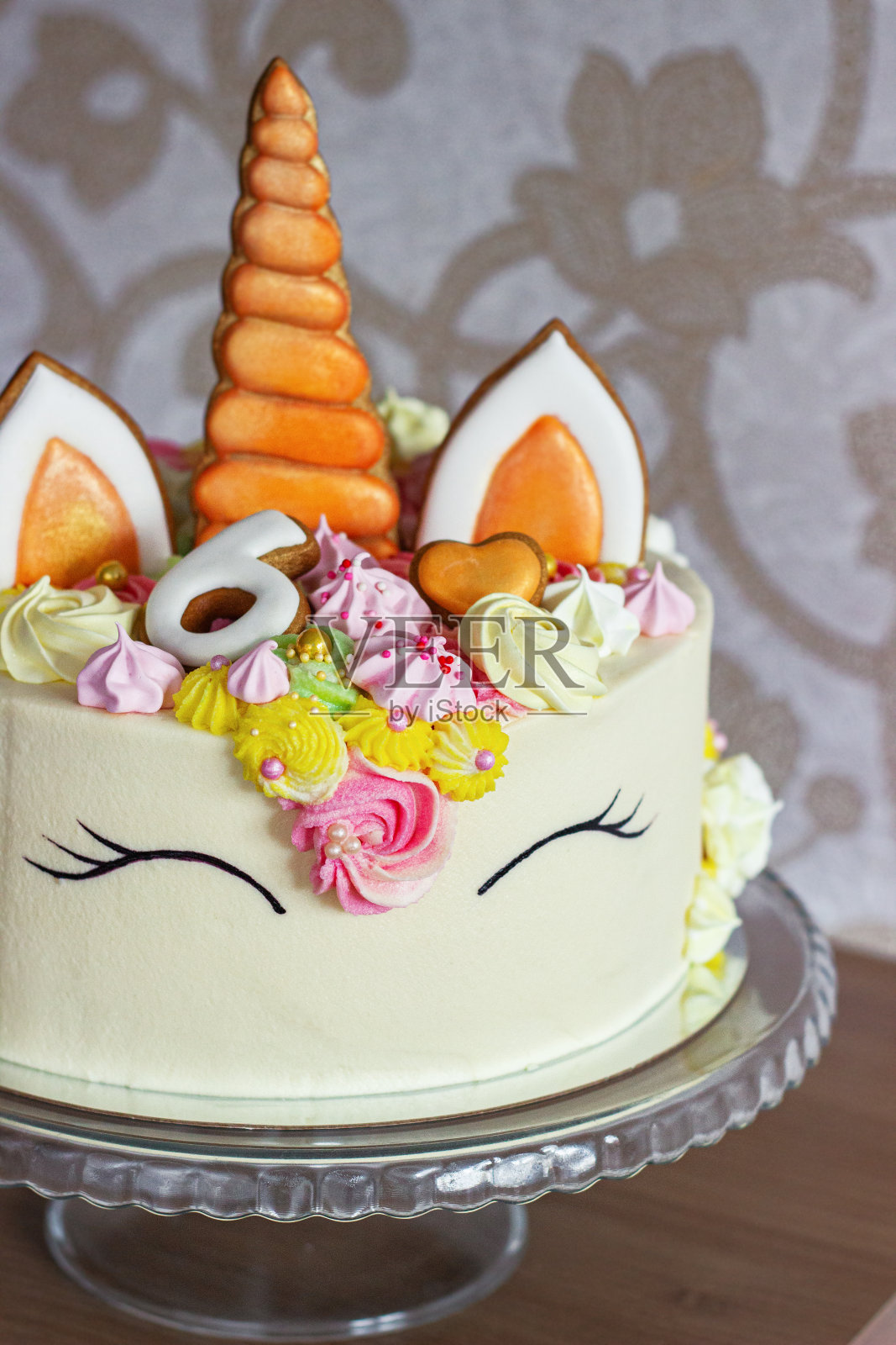 一个美丽明亮的蛋糕装饰在幻想独角兽的形式。为孩子们的生日设计的节日甜点照片摄影图片