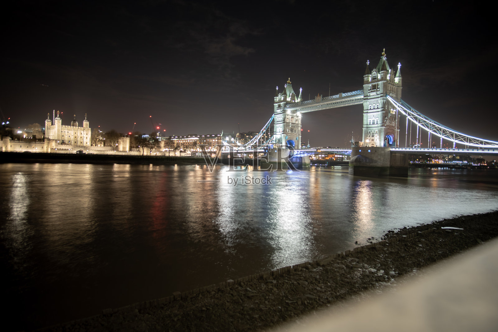 伦敦塔和塔桥在夜晚被它们反射照片摄影图片