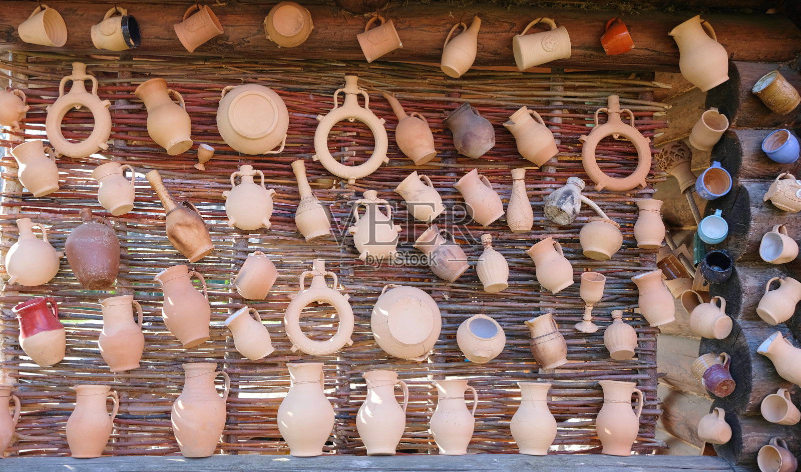 柳条墙和许多陶器和罐子照片摄影图片