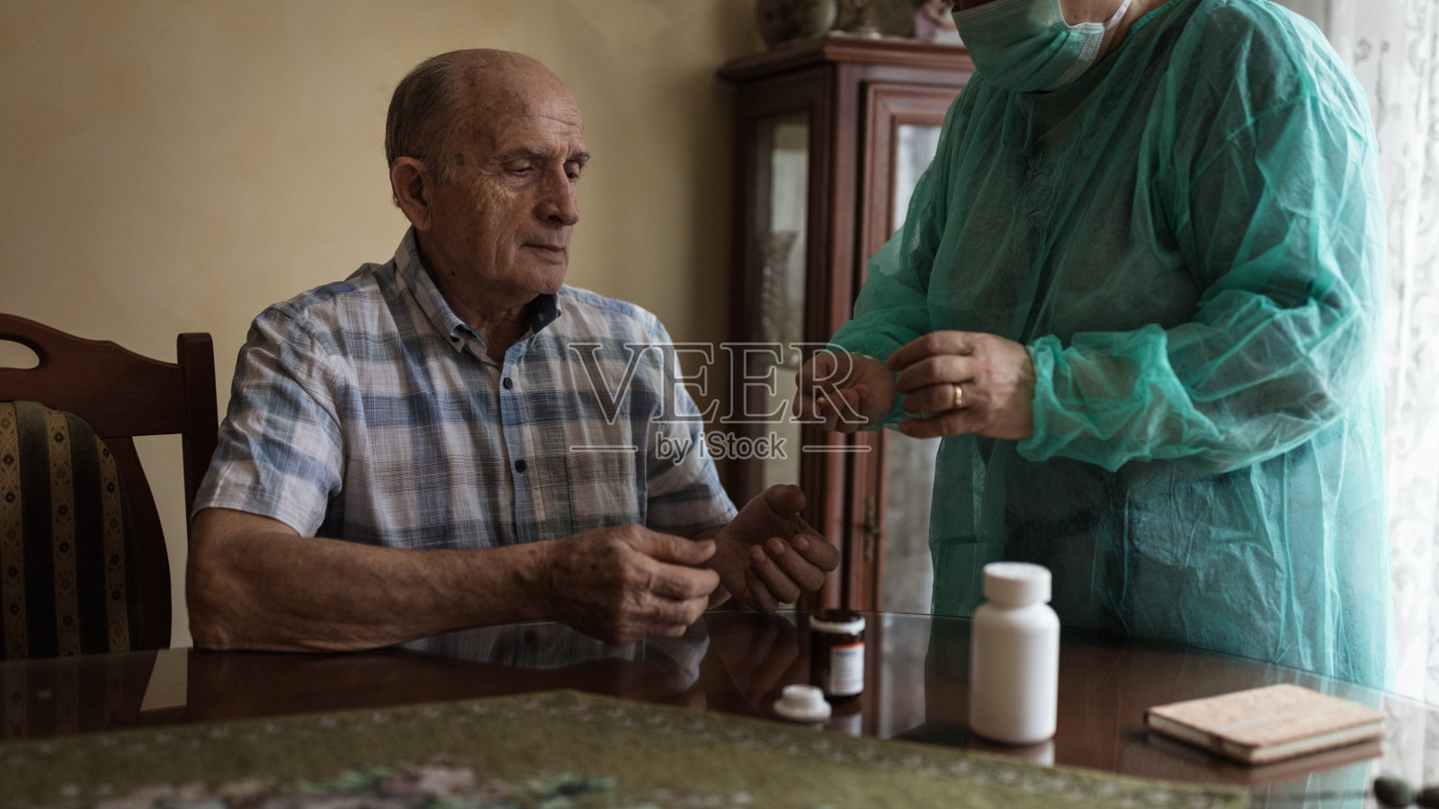 年长的人从他的医务人员那里拿药照片摄影图片