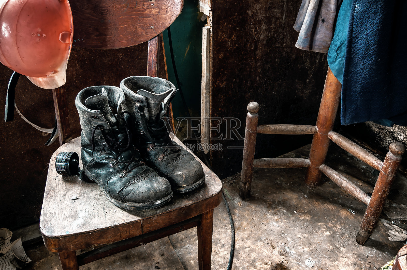 废弃房间里的旧黑靴子照片摄影图片