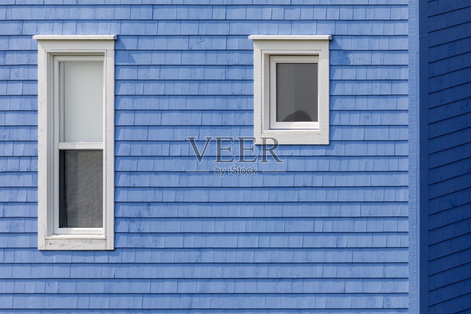 蓝色瓷砖墙上的白色窗户照片摄影图片