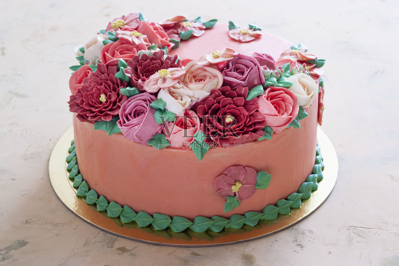 鲜亮的节日蛋糕，用鲜亮的花朵做成的奶油，一种为女人准备的结婚蛋糕。照片摄影图片