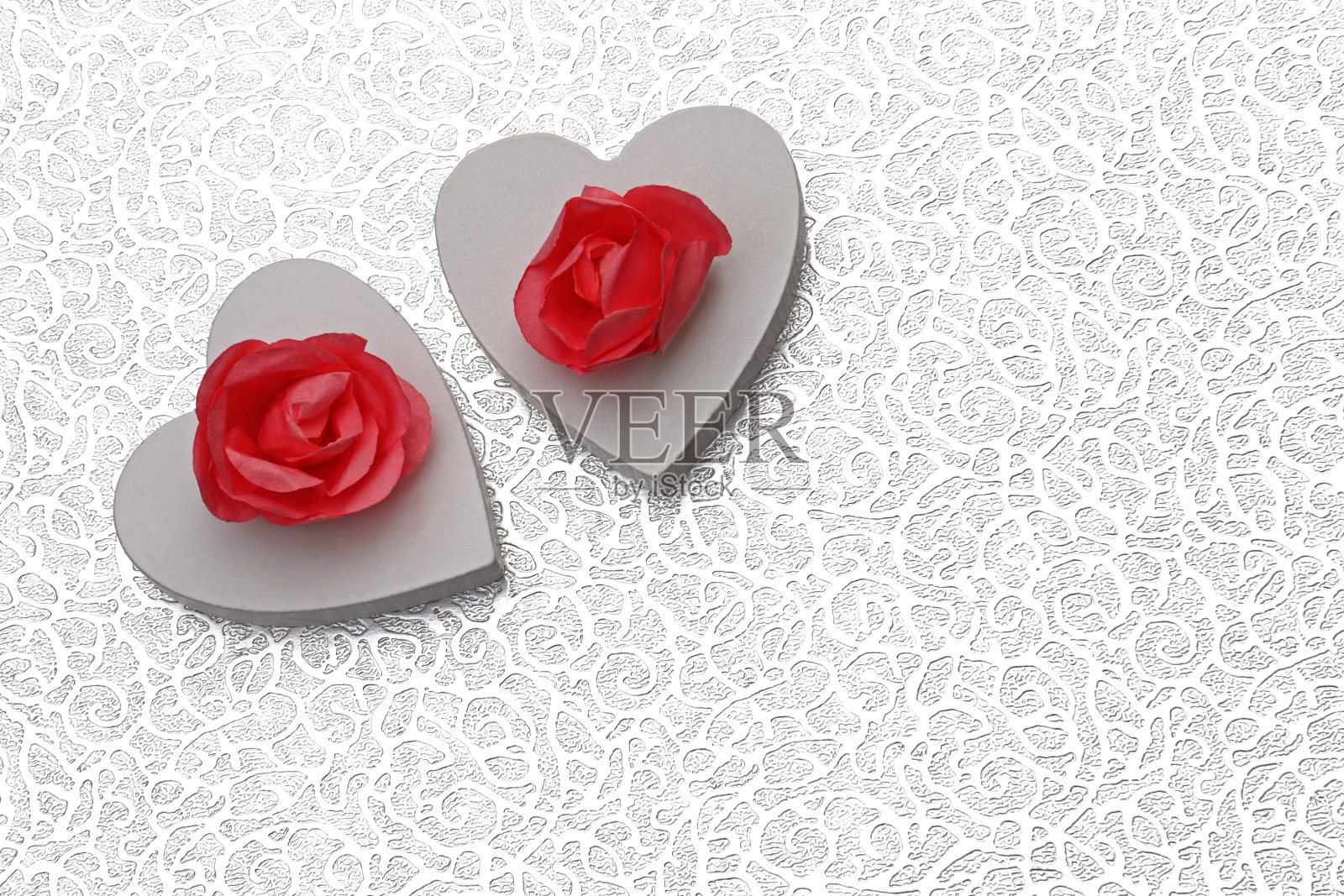 两颗心和玫瑰在明亮的背景与装饰图案照片摄影图片