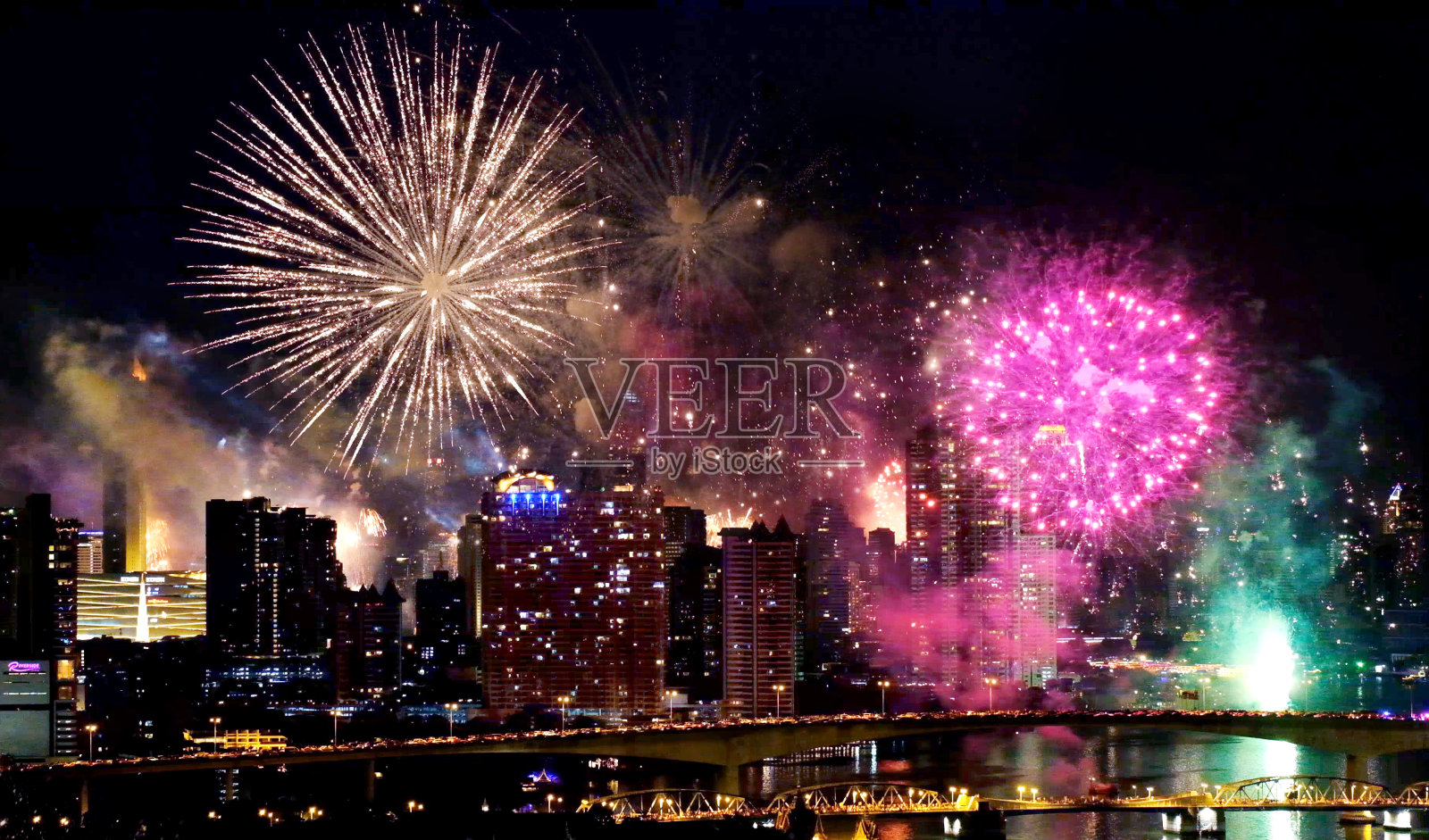 2020年新年来临，夜空中五彩缤纷的烟花背景闪烁着火花。节日聚会的美丽夜晚。照片摄影图片