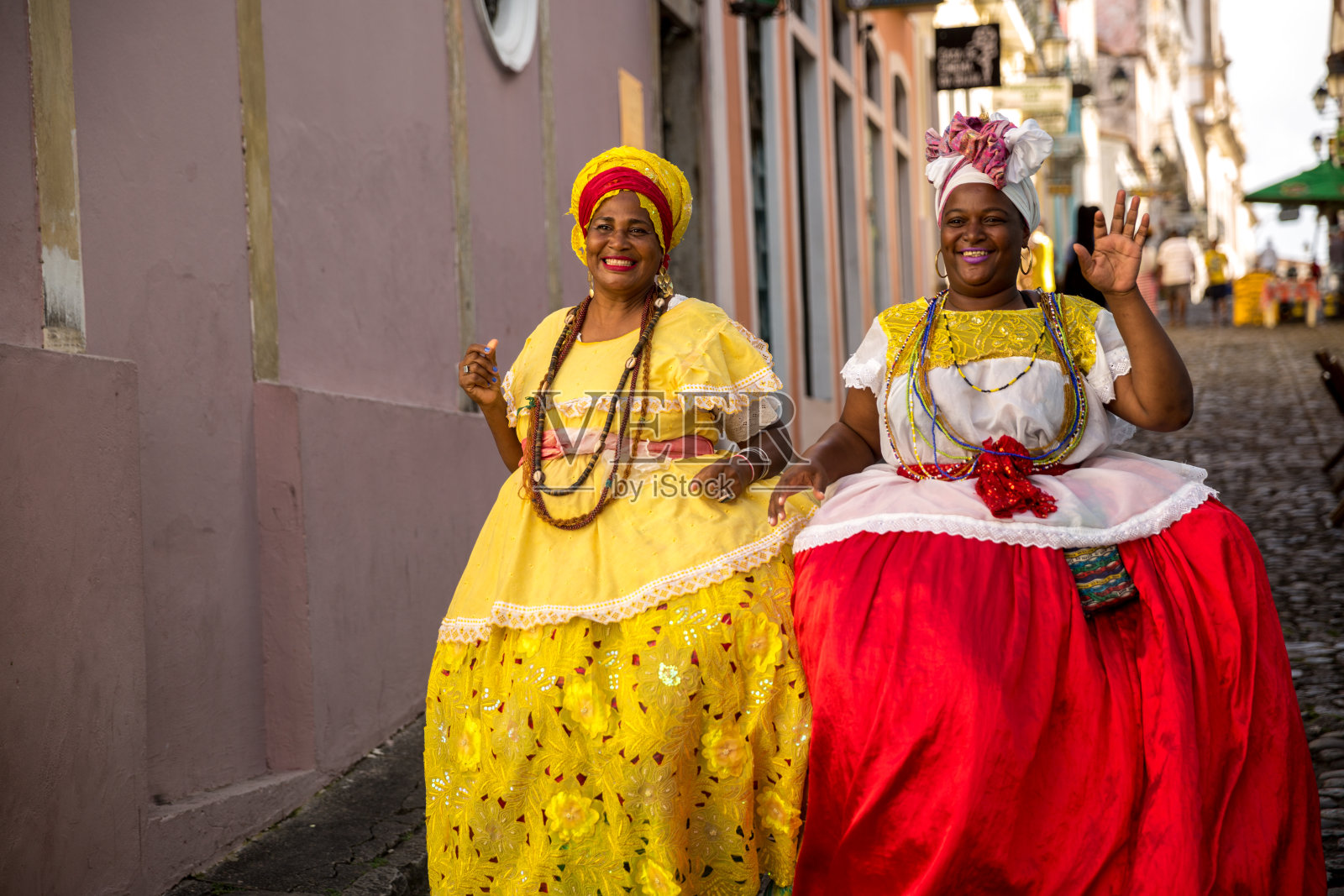 在巴伊亚州萨尔瓦多的佩洛里尼奥，美丽的巴西女人穿着当地服装照片摄影图片
