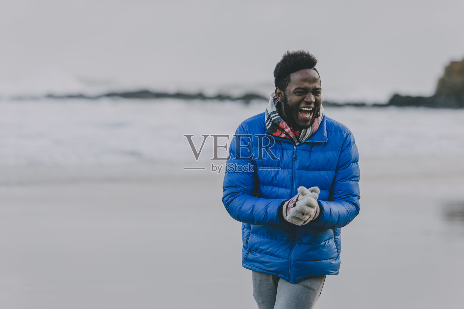 享受冬季海滩的年轻人照片摄影图片
