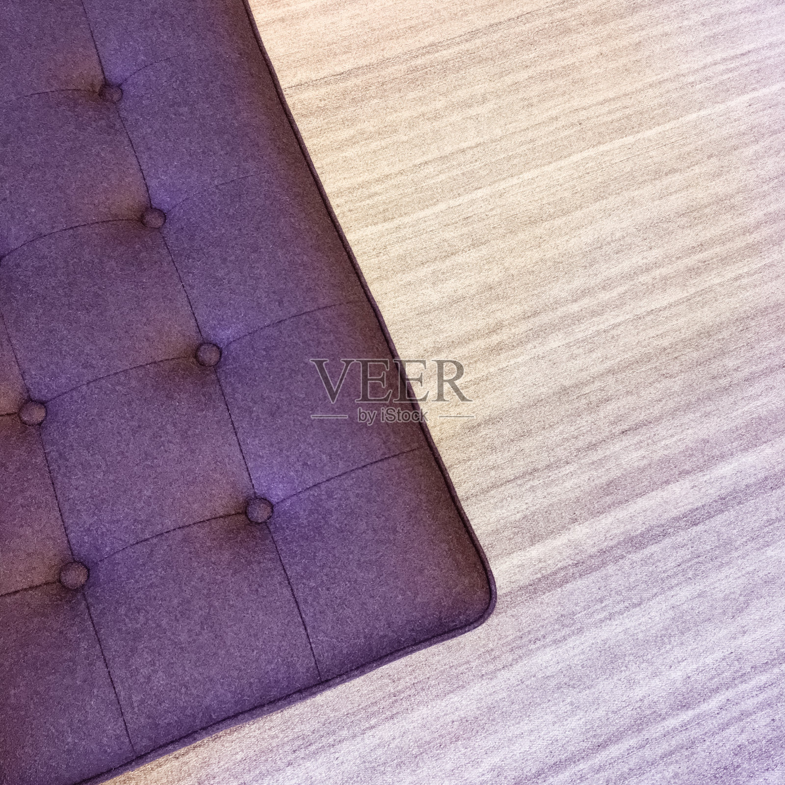 条纹地毯上的紫色长椅照片摄影图片