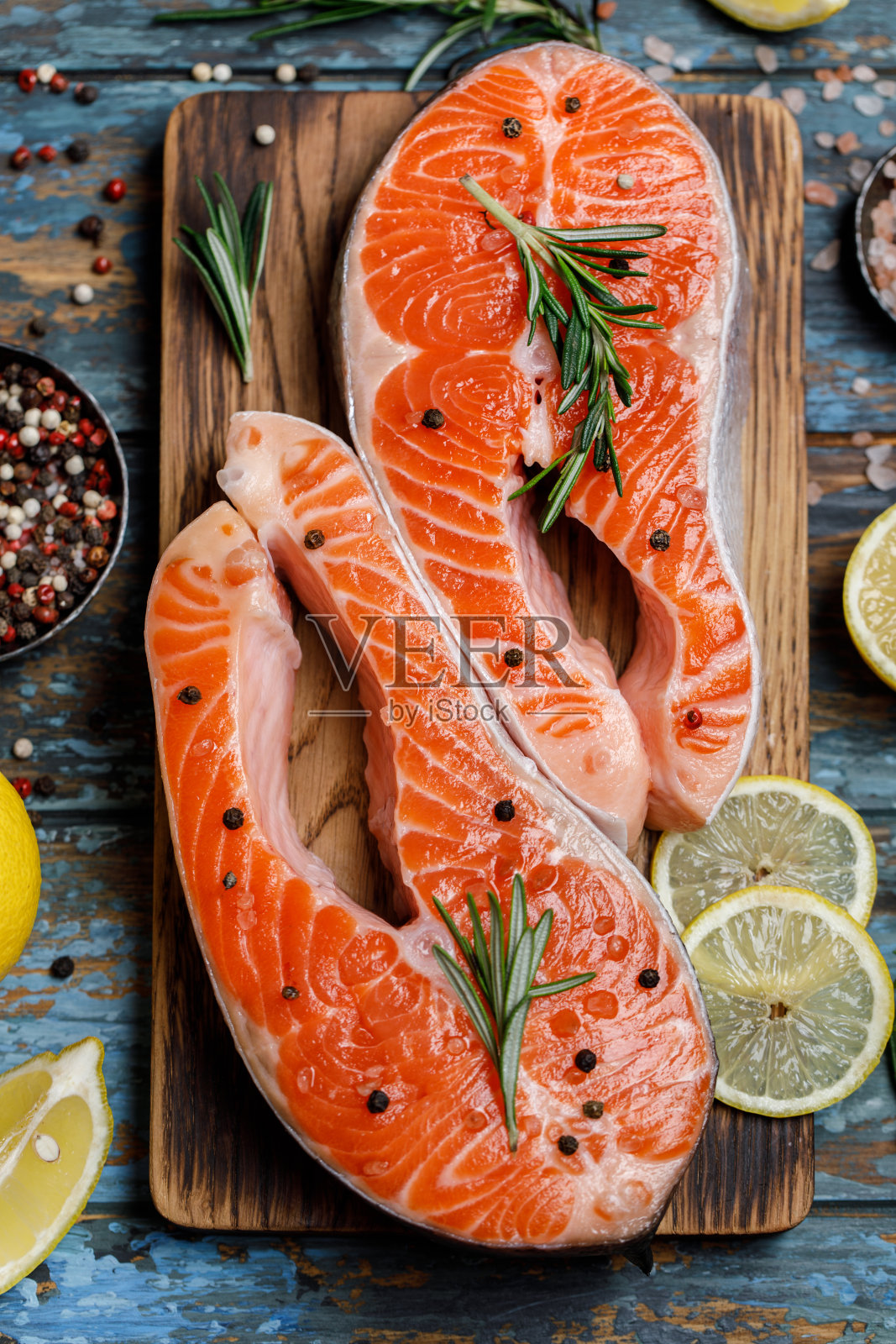 鲑鱼。生鳟鱼红鱼排配食材烹饪。烹饪鲑鱼、海鲜。健康饮食的概念照片摄影图片