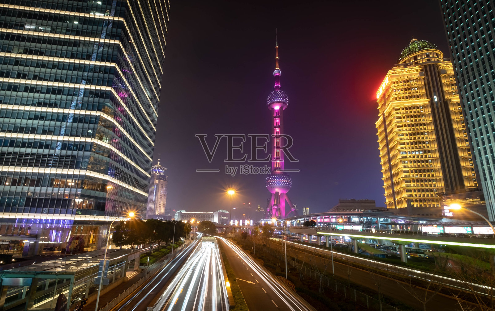 中国上海外滩的现代浦东天际线夜景。照片摄影图片