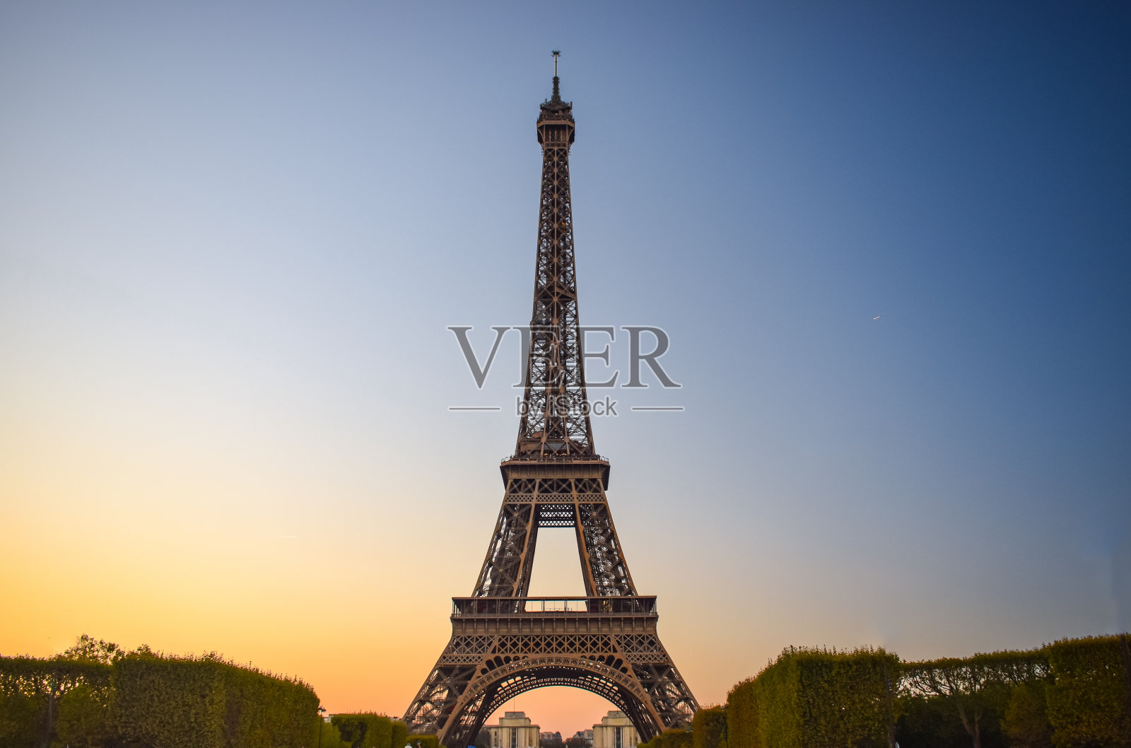 日落时分，蓝色和黄色的天空，巴黎的埃菲尔铁塔照片摄影图片
