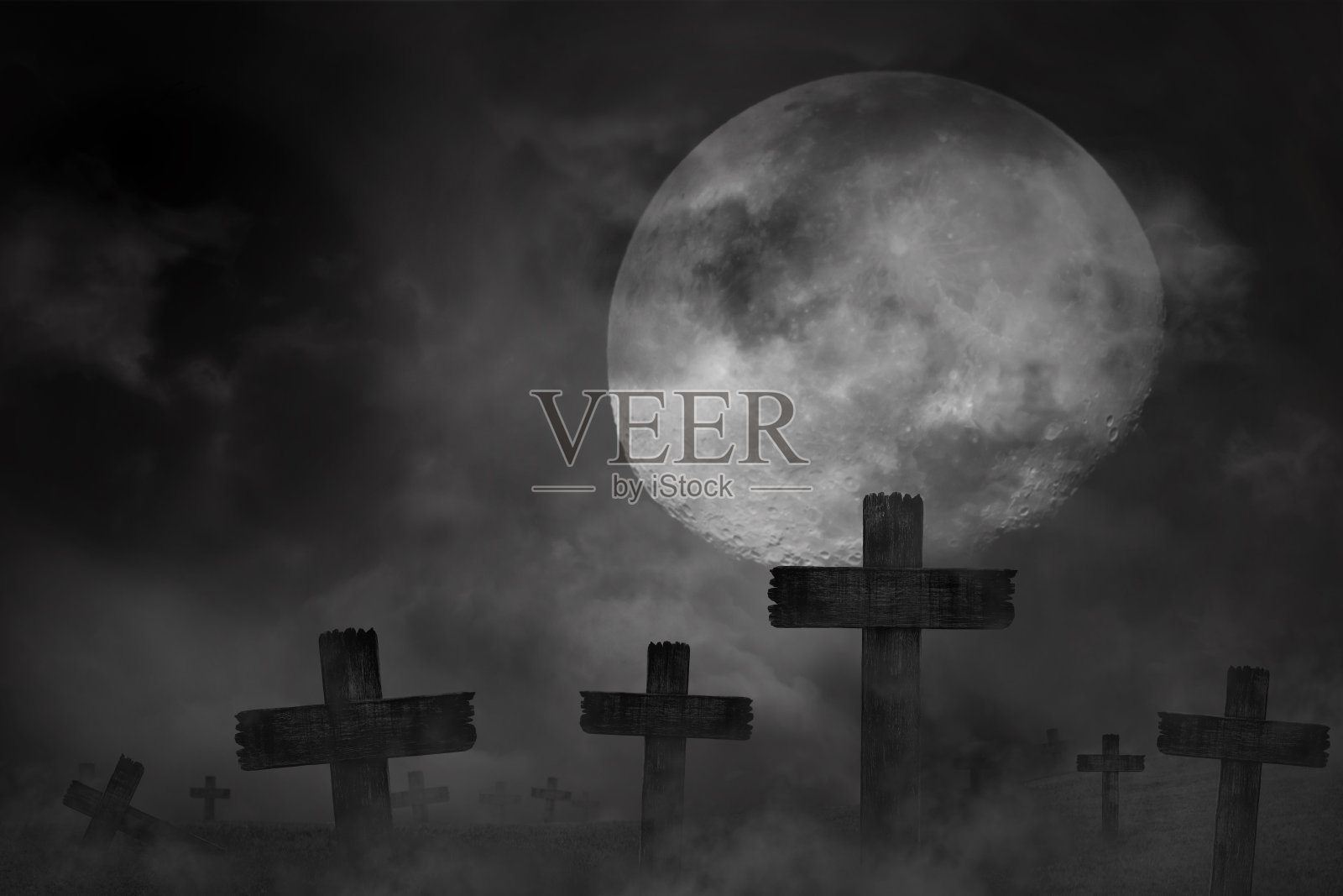 可怕的背景墓地十字架与黑暗的剪影在大月亮，恐怖的概念背景图片素材
