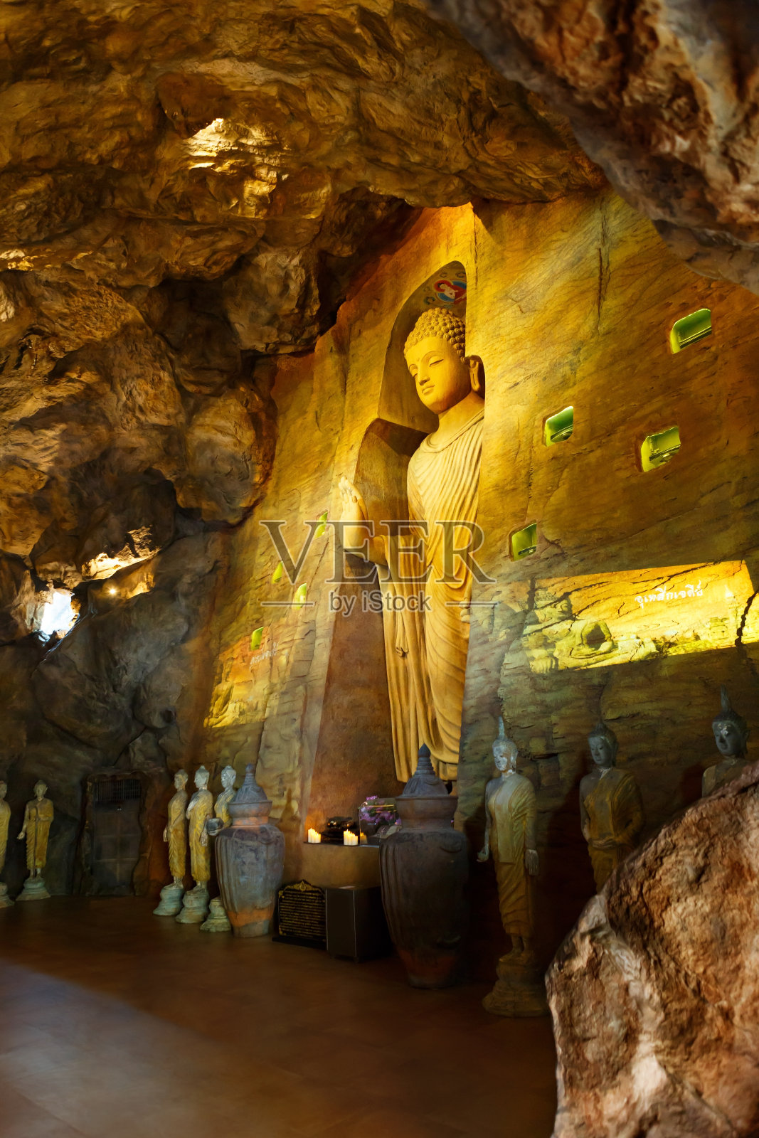 泰国曼谷金山寺佛洞中的大型石雕佛像。照片摄影图片