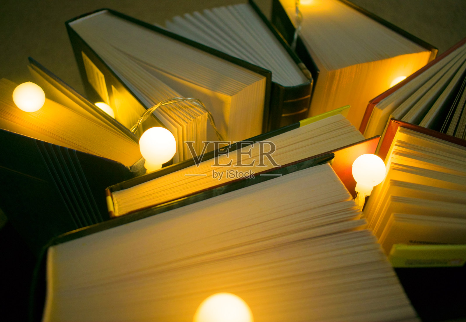 一个舒适的书籍和灯光背景照片摄影图片