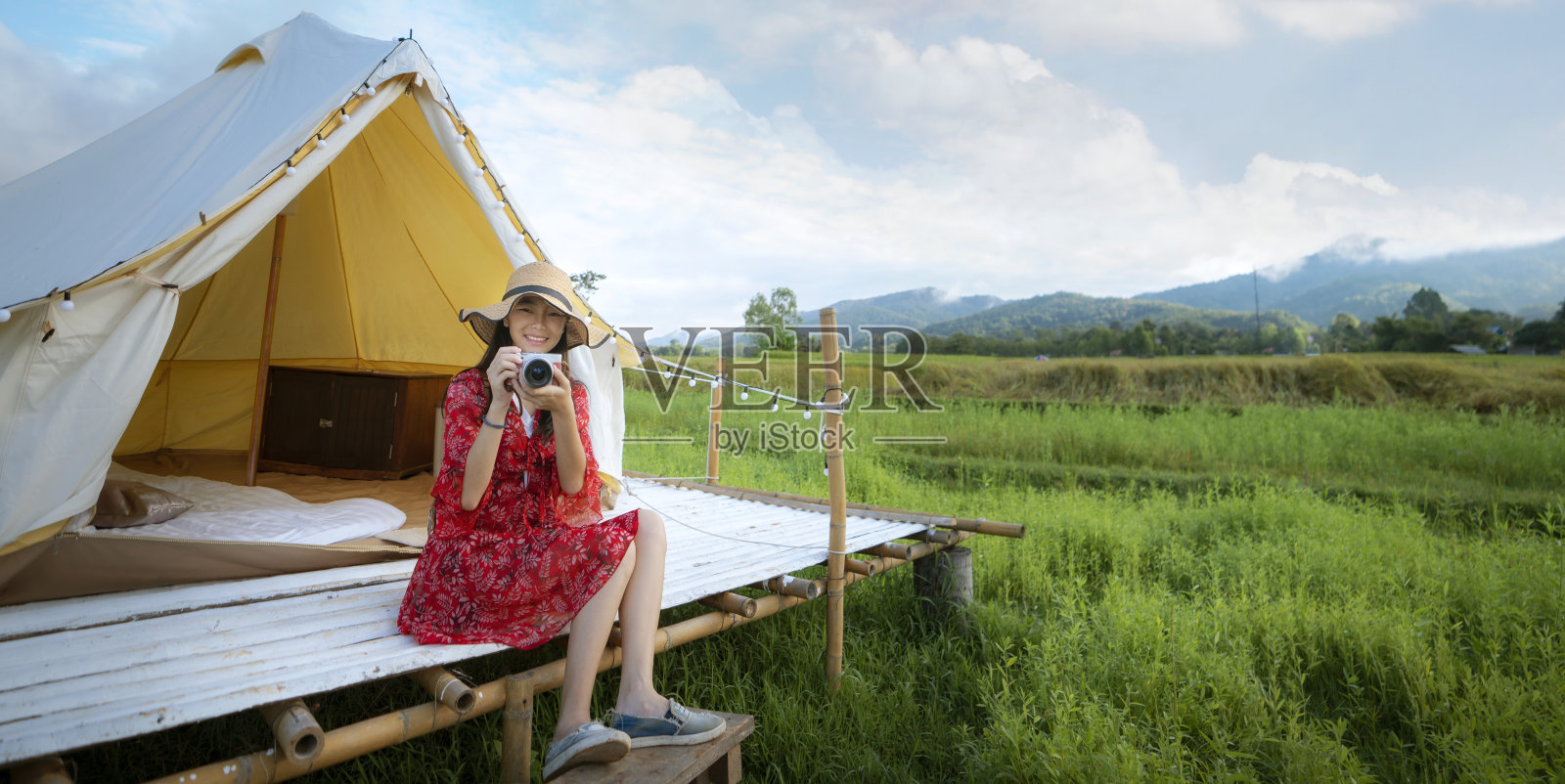 亚洲女孩放松帐篷在农村民宿在水稻农场在Pua区照片摄影图片