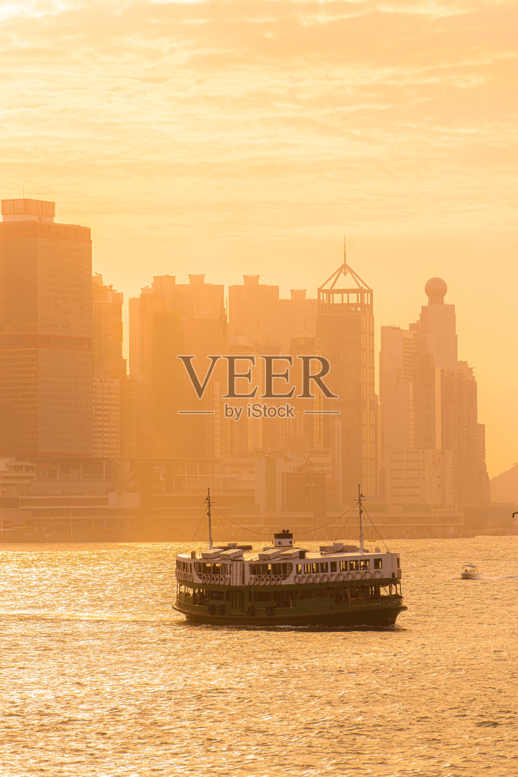 日落和天星小轮在维多利亚港，香港照片摄影图片
