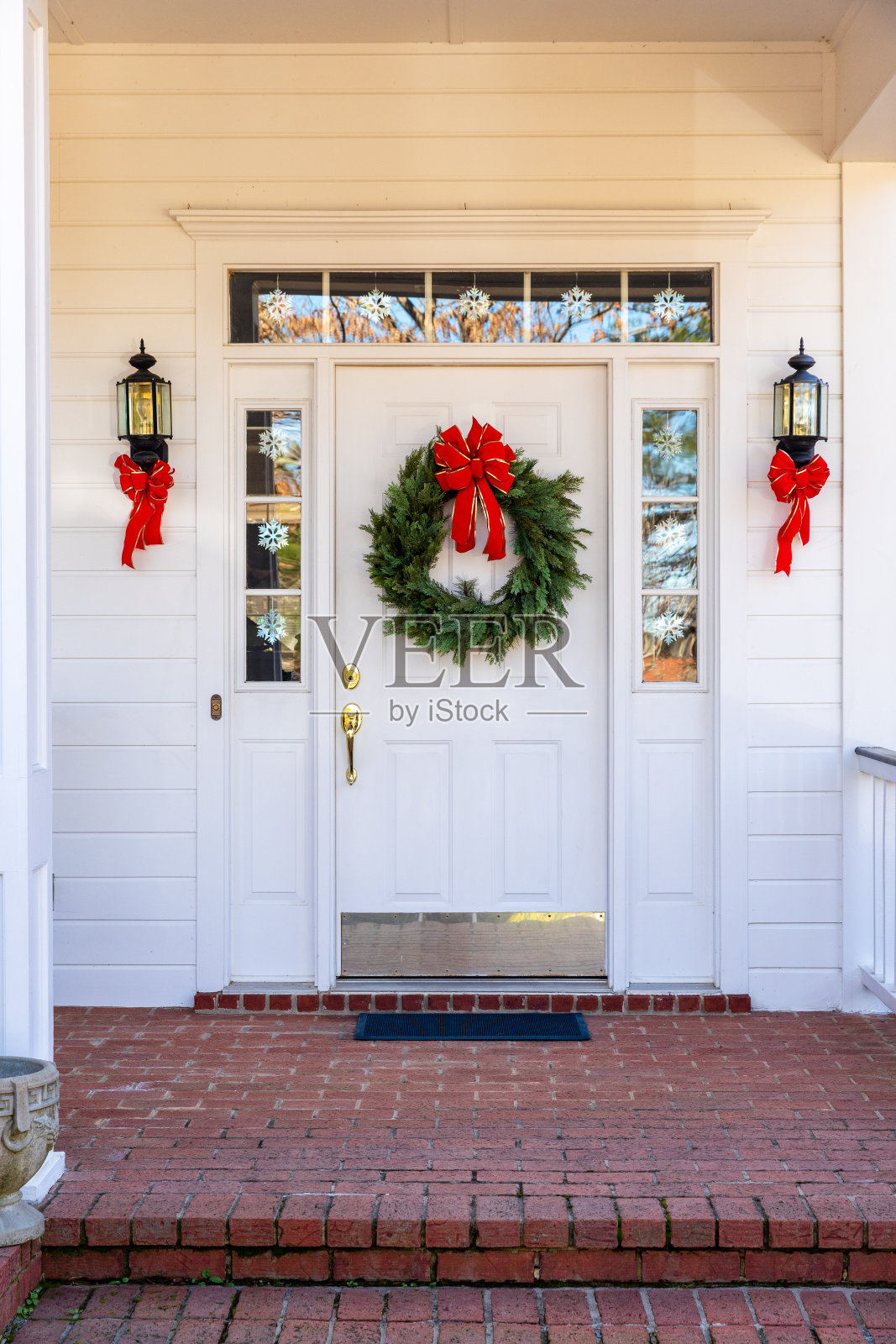 前门廊和门装饰圣诞节假期照片摄影图片
