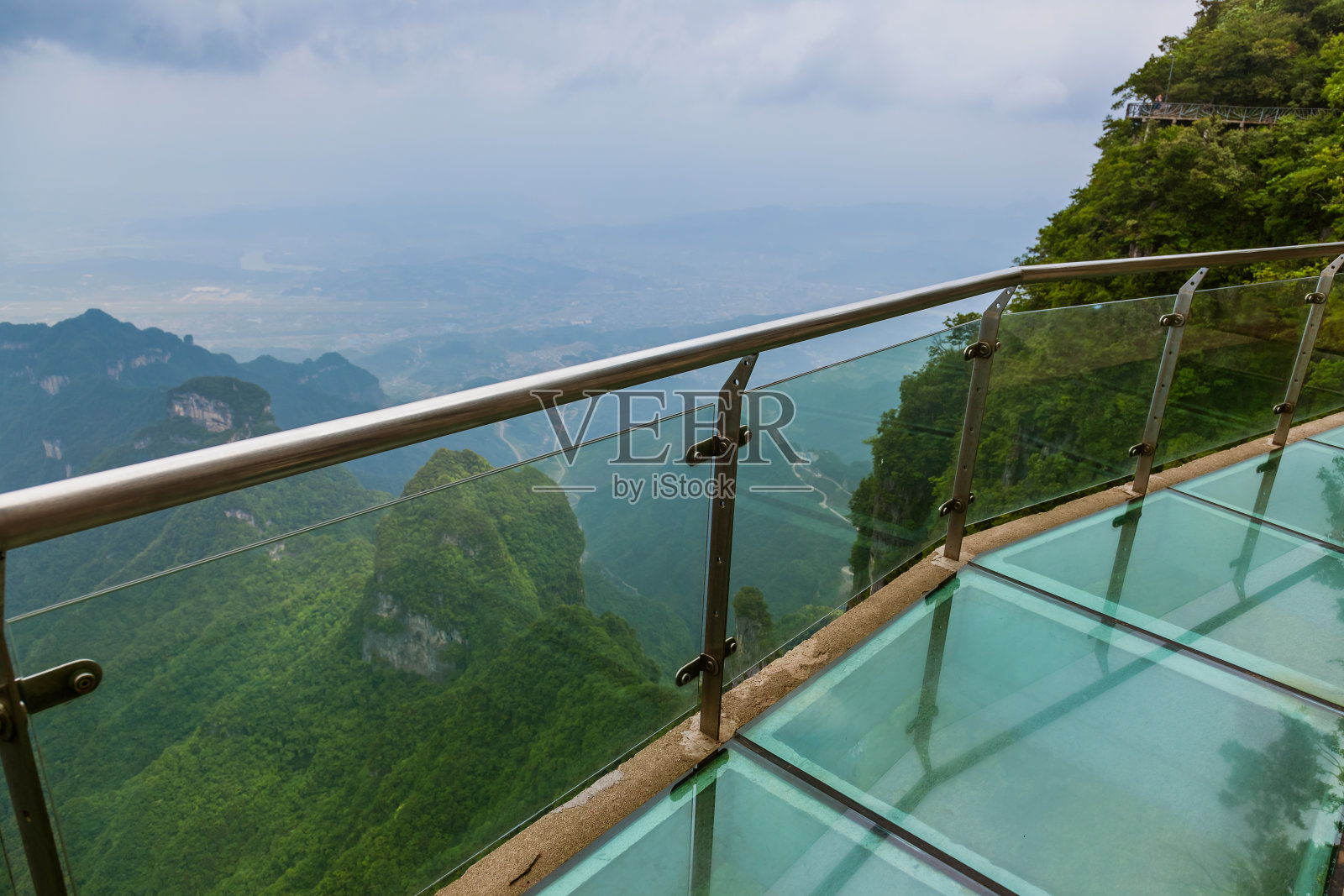 中国天门山自然公园的玻璃天空通道照片摄影图片