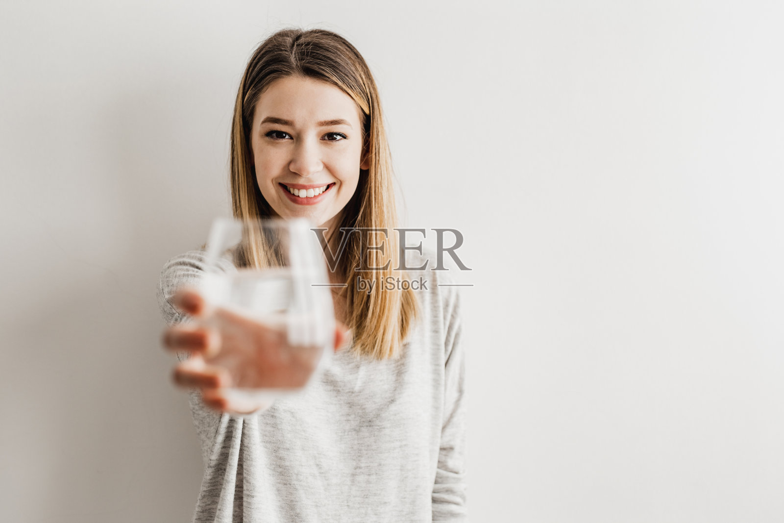 微笑的女人拿着一杯水照片摄影图片