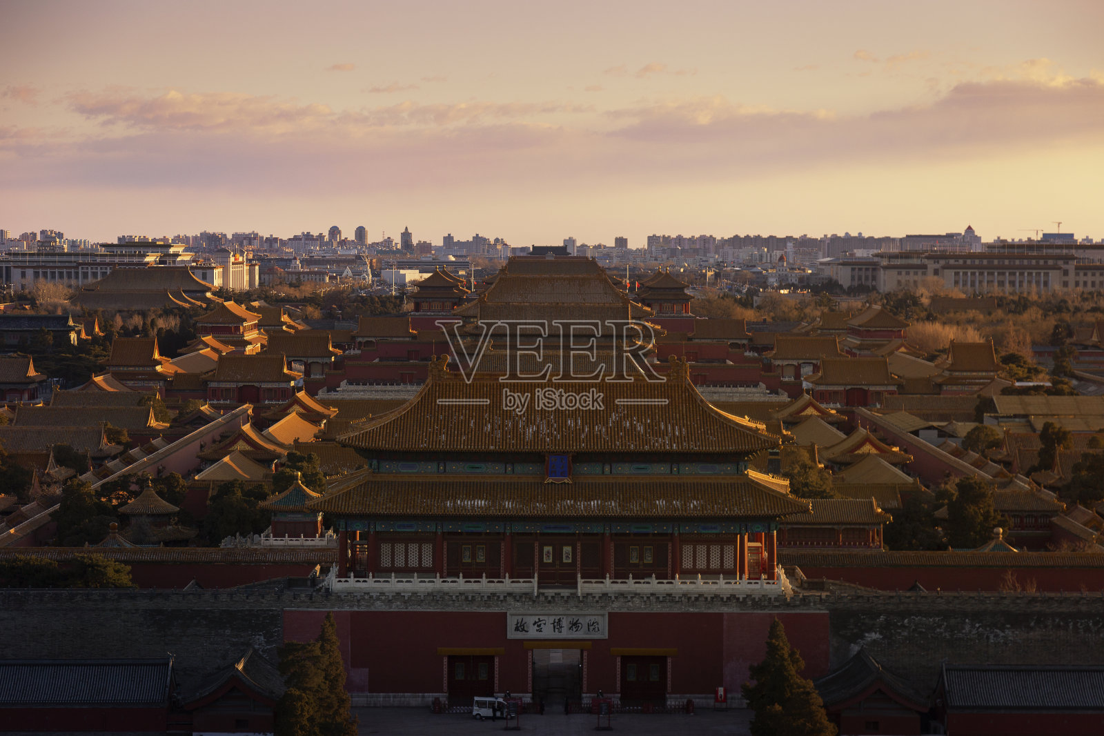 从上面看紫禁城，北京，中国与美丽的天空在日落和美丽温暖的夜晚光。照片摄影图片