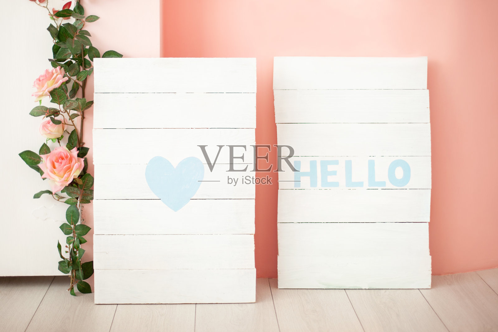 上面写着“你好，爱”的木制海报。框架与文本HELLO，爱的图标。内饰项目以内信为题词，在室内以木质为背景。照片摄影图片