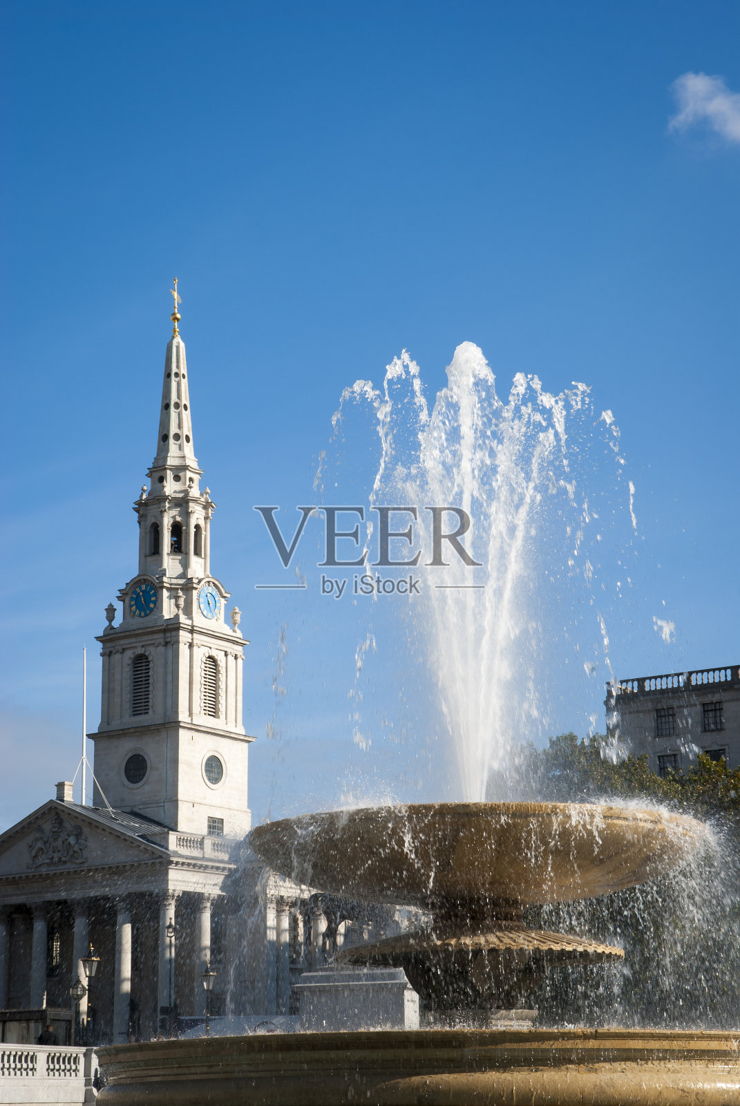 伦敦特拉法加广场喷泉和教堂尖顶照片摄影图片
