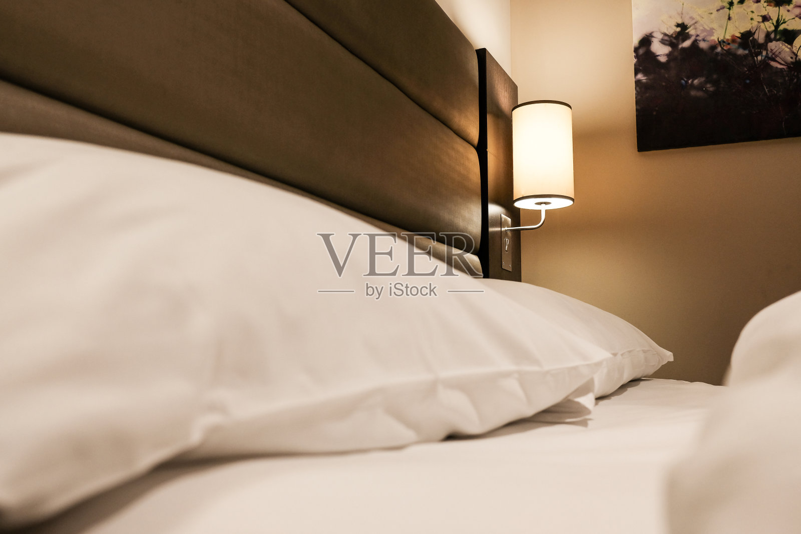 在高档酒店的豪华国王卧室里看到的新鲜床上用品。照片摄影图片