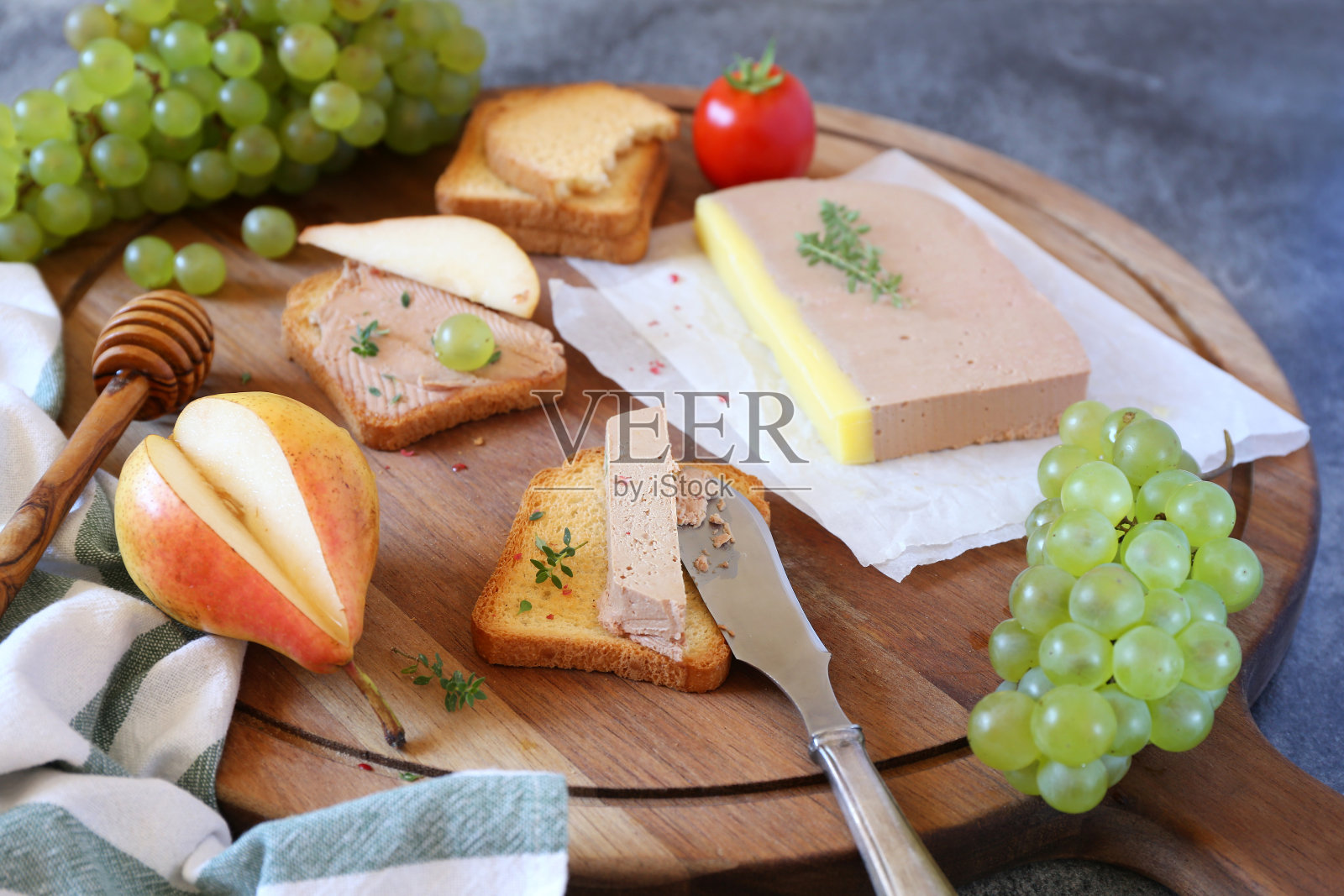 鹅肝配烤面包和水果:葡萄和甜梨照片摄影图片