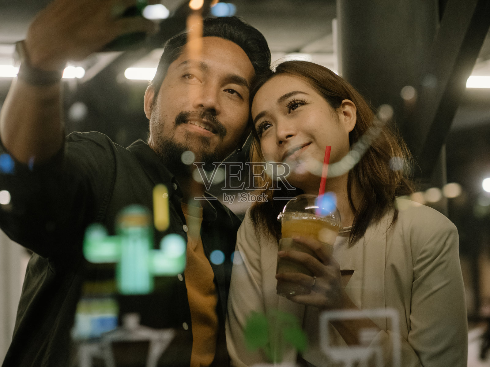 一对幸福的情侣在咖啡店约会。照片摄影图片