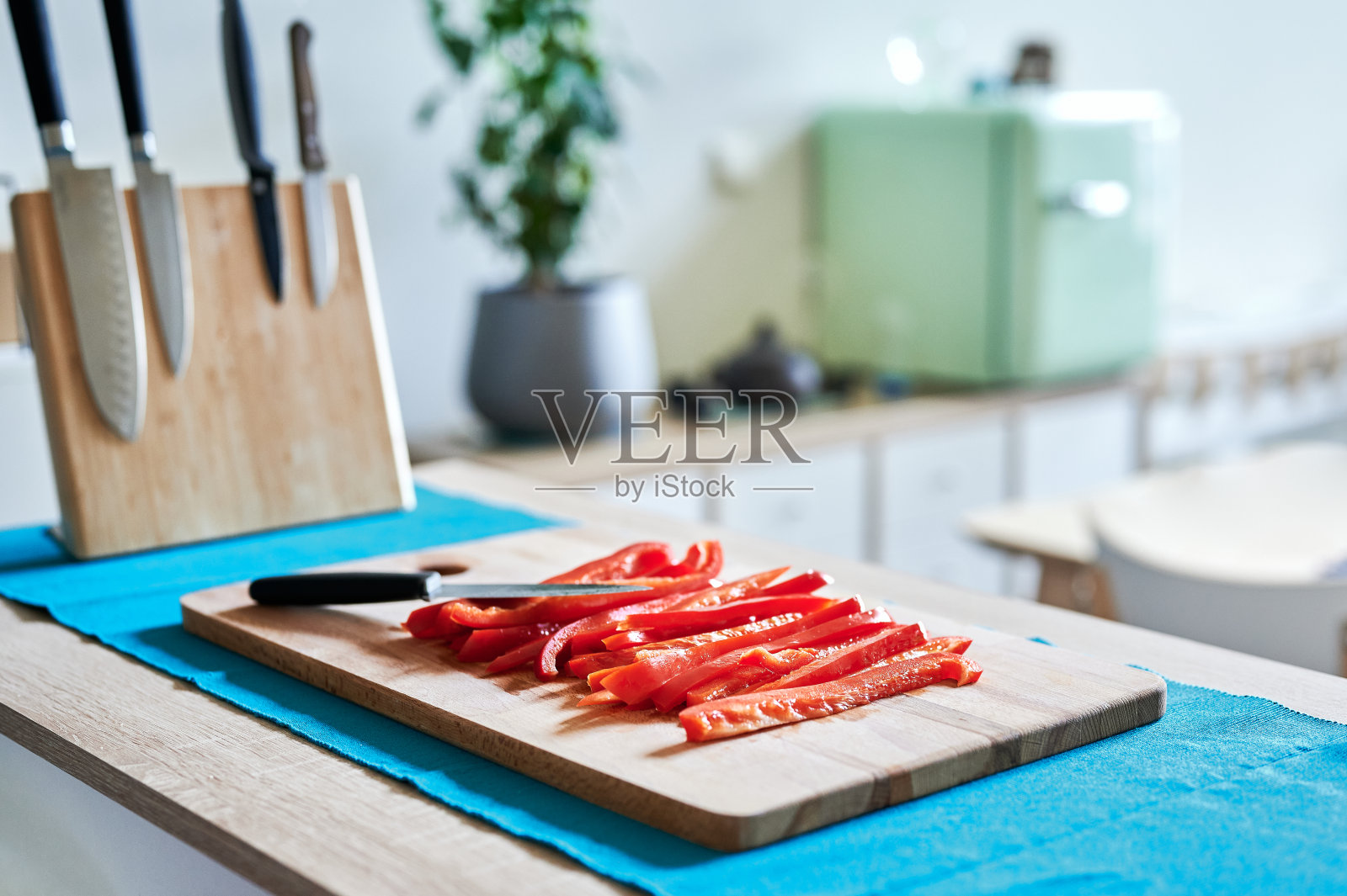 在现代住宅的木板上切成的红辣椒条。景深浅照片摄影图片
