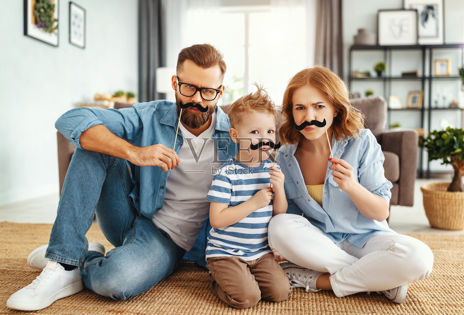 快乐有趣的家庭妈妈爸爸和孩子儿子与胡子粘上照片摄影图片