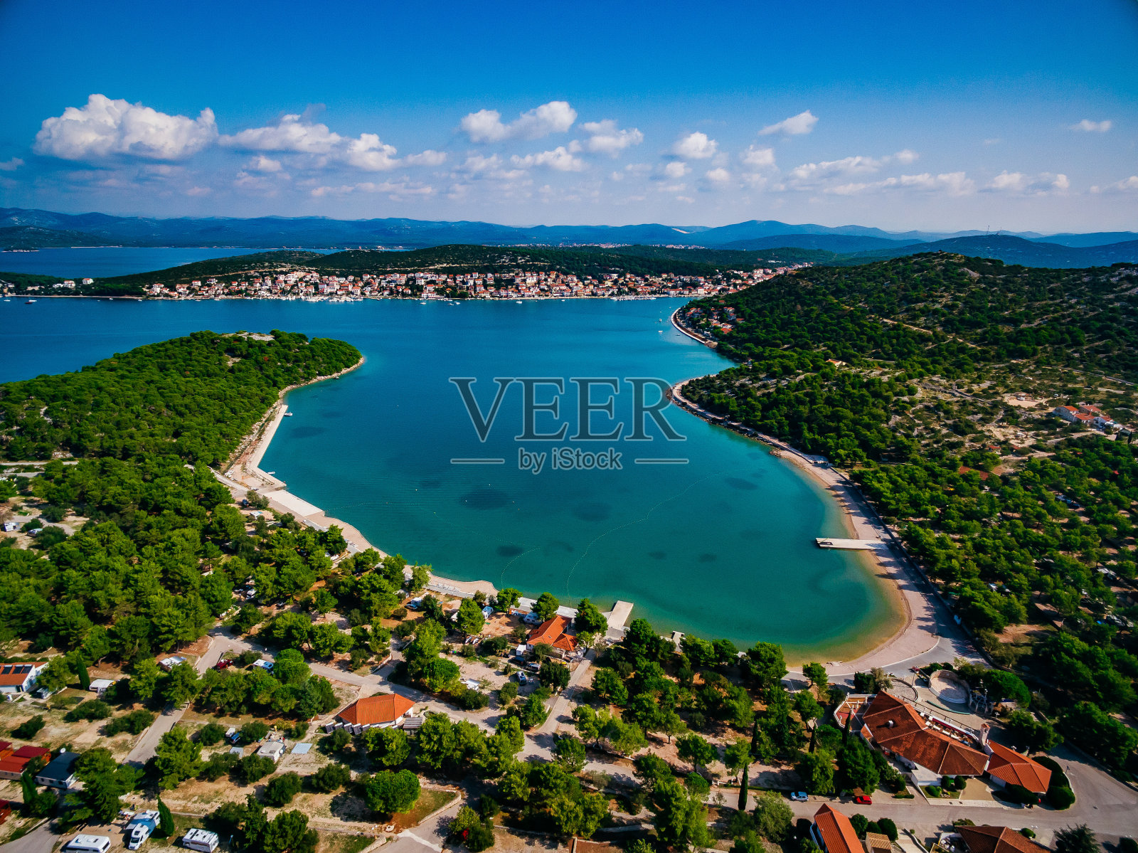 鸟瞰图美丽的夏季景观与蓝色的海与游艇，绿色的山和克罗地亚的老城照片摄影图片