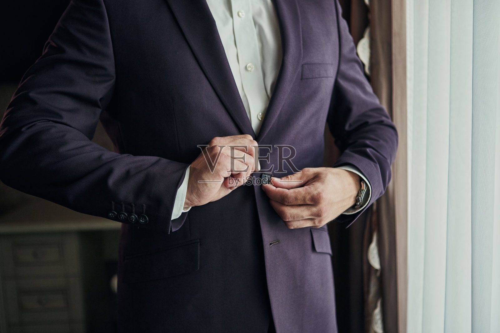 商人穿着一件夹克，男性双手特写，新郎在早上准备婚礼前照片摄影图片
