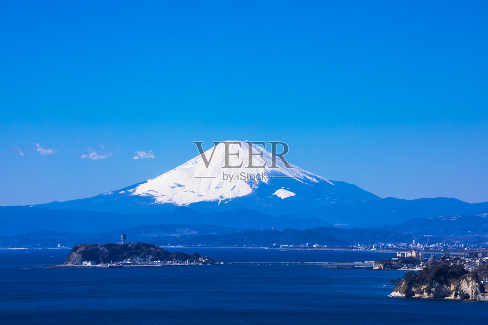 蓝天下的富士山和Enoshima照片摄影图片
