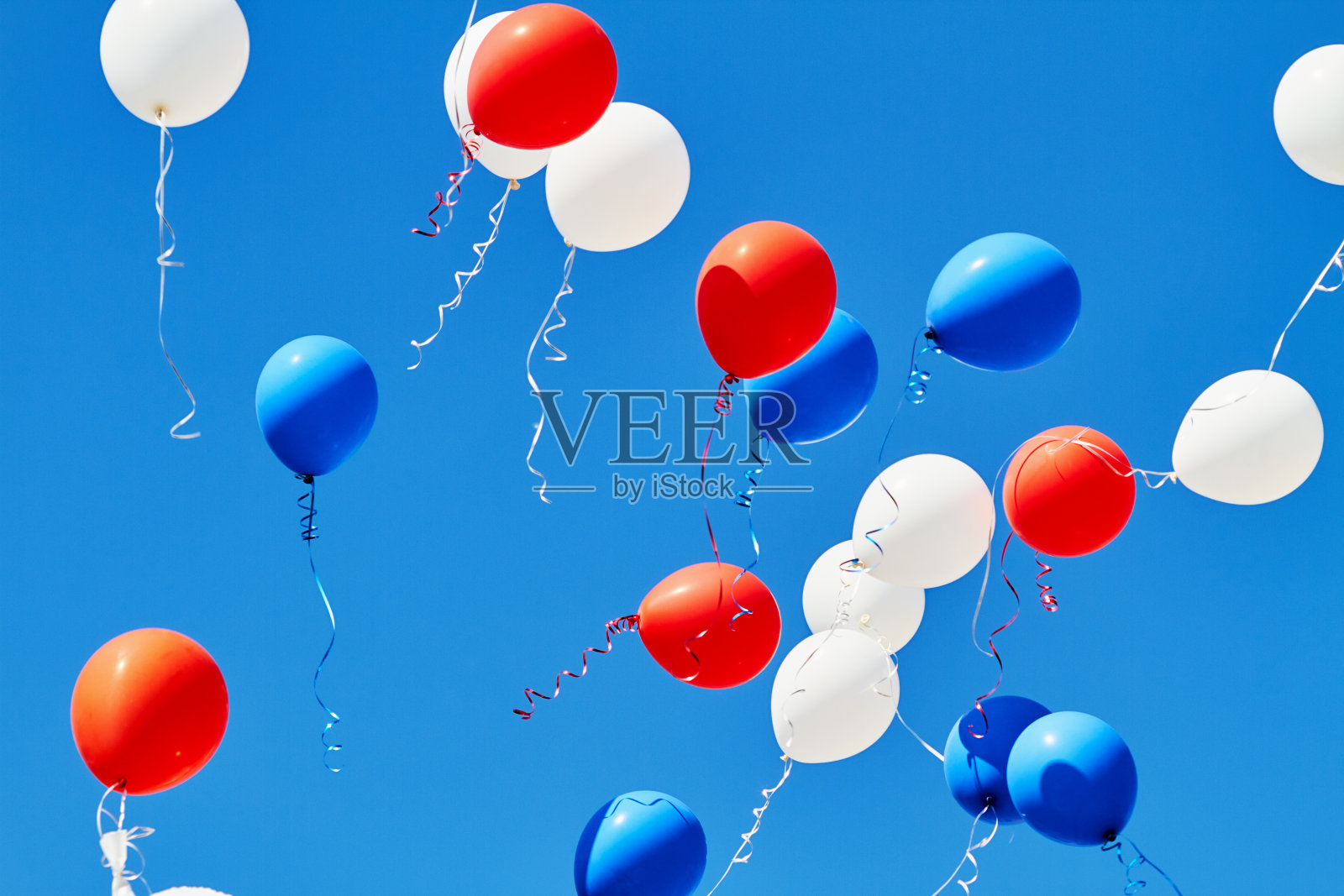 五颜六色的氦气球在蓝色的天空中飞翔照片摄影图片