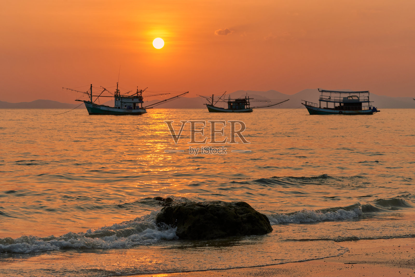 泰国甲米喀琅芒海滩的日落。照片摄影图片