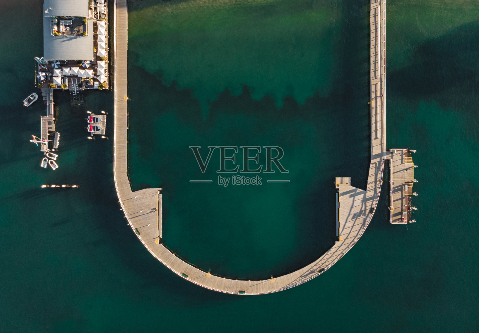 巴尔莫勒尔海滩标志性圆形码头和船坞的俯视图无人机照片摄影图片