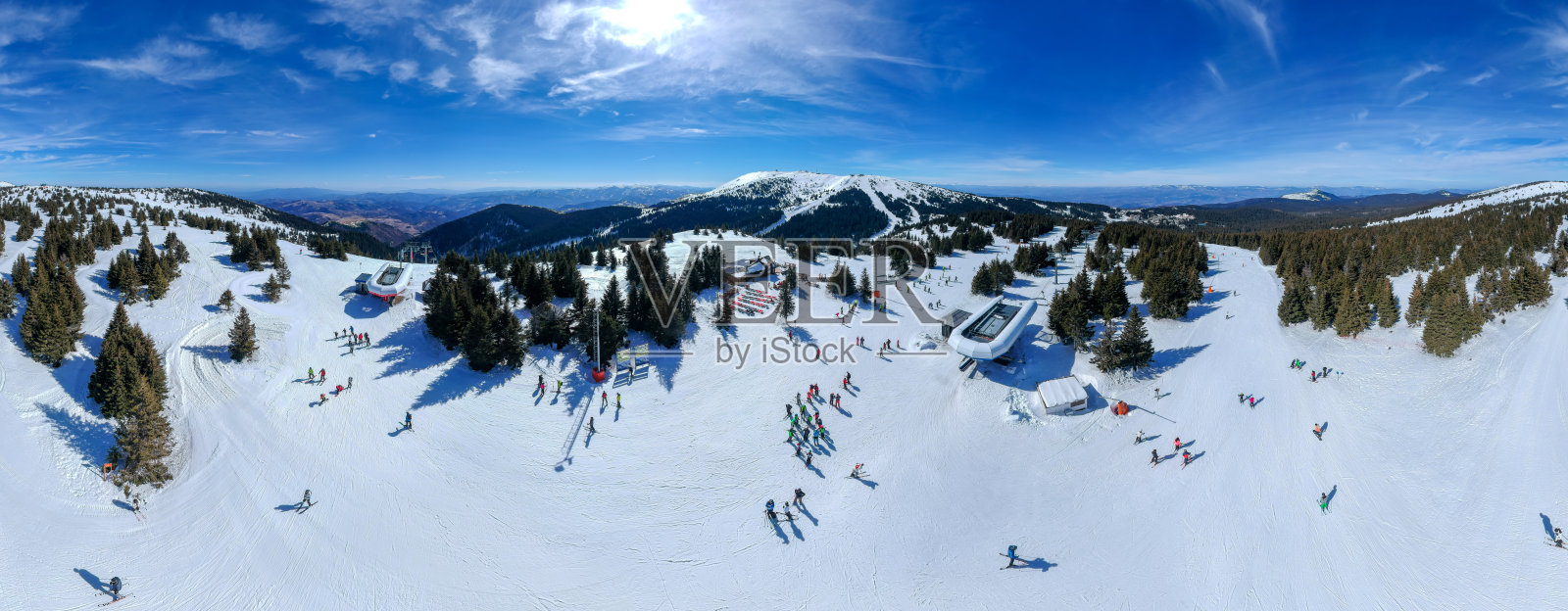Kopaonik山和滑雪者的全景照片摄影图片