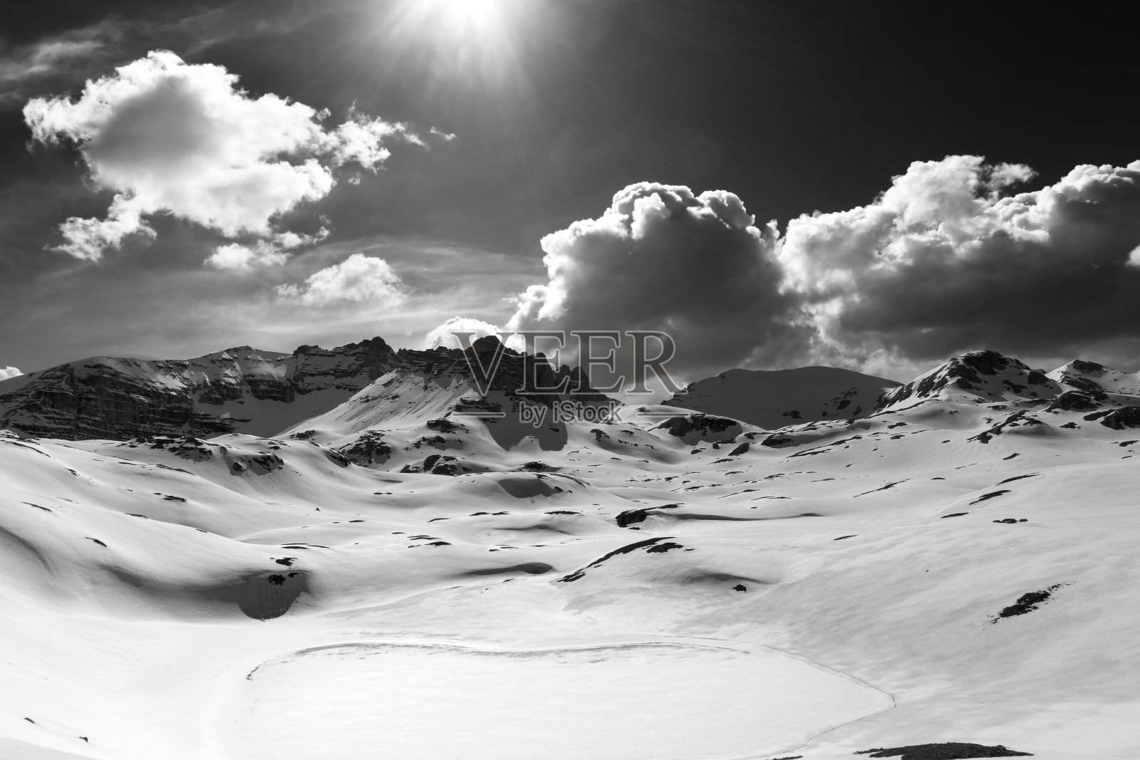 高原和湖泊覆盖着积雪照片摄影图片